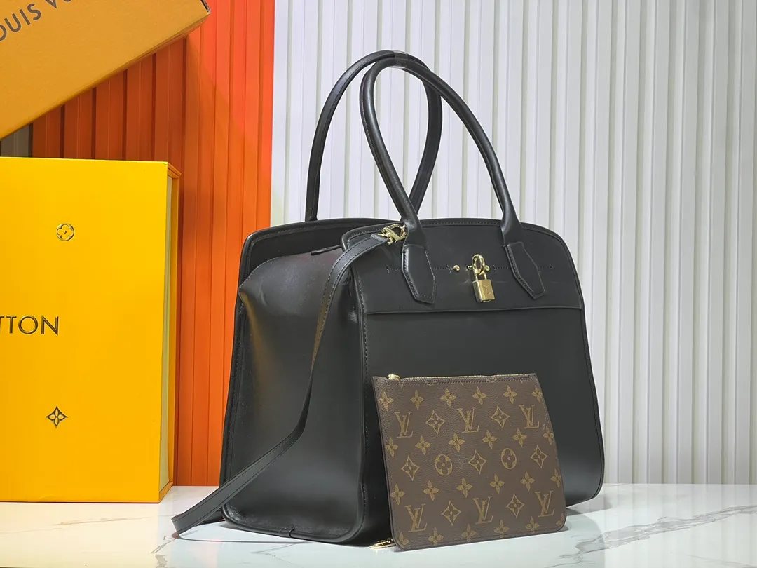 Batch 340💰M12005 M12556 M12337 This City Steamer medium handbag draws inspiration from the design of luggage built for cruise ships in 1901, making its eye-catching appearance at the 2024 autumn and winter ready-to-wear show. Grained Millesime leather and shearling leather trims add seasonal flair, an embossed padlock and hot-stamped LV Circle logo add a modern twist, and a removable Monogram storage bag makes it easy to store valuables. Size: 35x42x21cm
