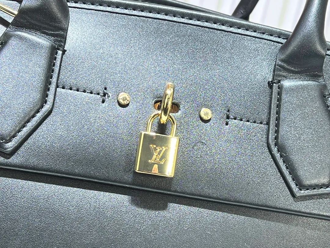 Batch 340💰M12005 M12556 M12337 This City Steamer medium handbag draws inspiration from the design of luggage built for cruise ships in 1901, making its eye-catching appearance at the 2024 autumn and winter ready-to-wear show. Grained Millesime leather and shearling leather trims add seasonal flair, an embossed padlock and hot-stamped LV Circle logo add a modern twist, and a removable Monogram storage bag makes it easy to store valuables. Size: 35x42x21cm