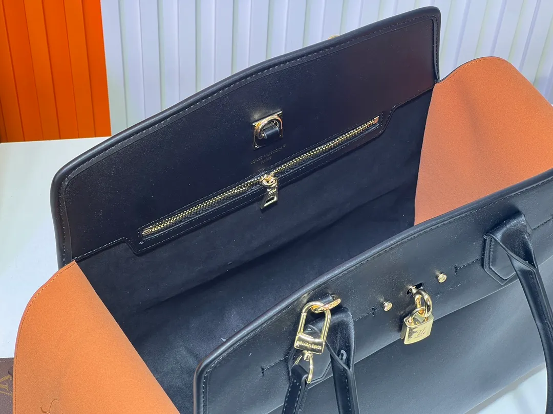 Batch 340💰M12005 M12556 M12337 This City Steamer medium handbag draws inspiration from the design of luggage built for cruise ships in 1901, making its eye-catching appearance at the 2024 autumn and winter ready-to-wear show. Grained Millesime leather and shearling leather trims add seasonal flair, an embossed padlock and hot-stamped LV Circle logo add a modern twist, and a removable Monogram storage bag makes it easy to store valuables. Size: 35x42x21cm
