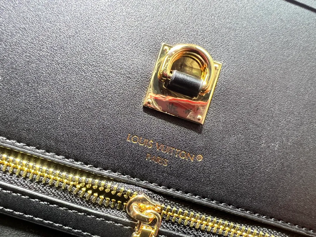 Batch 340💰M12005 M12556 M12337 This City Steamer medium handbag draws inspiration from the design of luggage built for cruise ships in 1901, making its eye-catching appearance at the 2024 autumn and winter ready-to-wear show. Grained Millesime leather and shearling leather trims add seasonal flair, an embossed padlock and hot-stamped LV Circle logo add a modern twist, and a removable Monogram storage bag makes it easy to store valuables. Size: 35x42x21cm