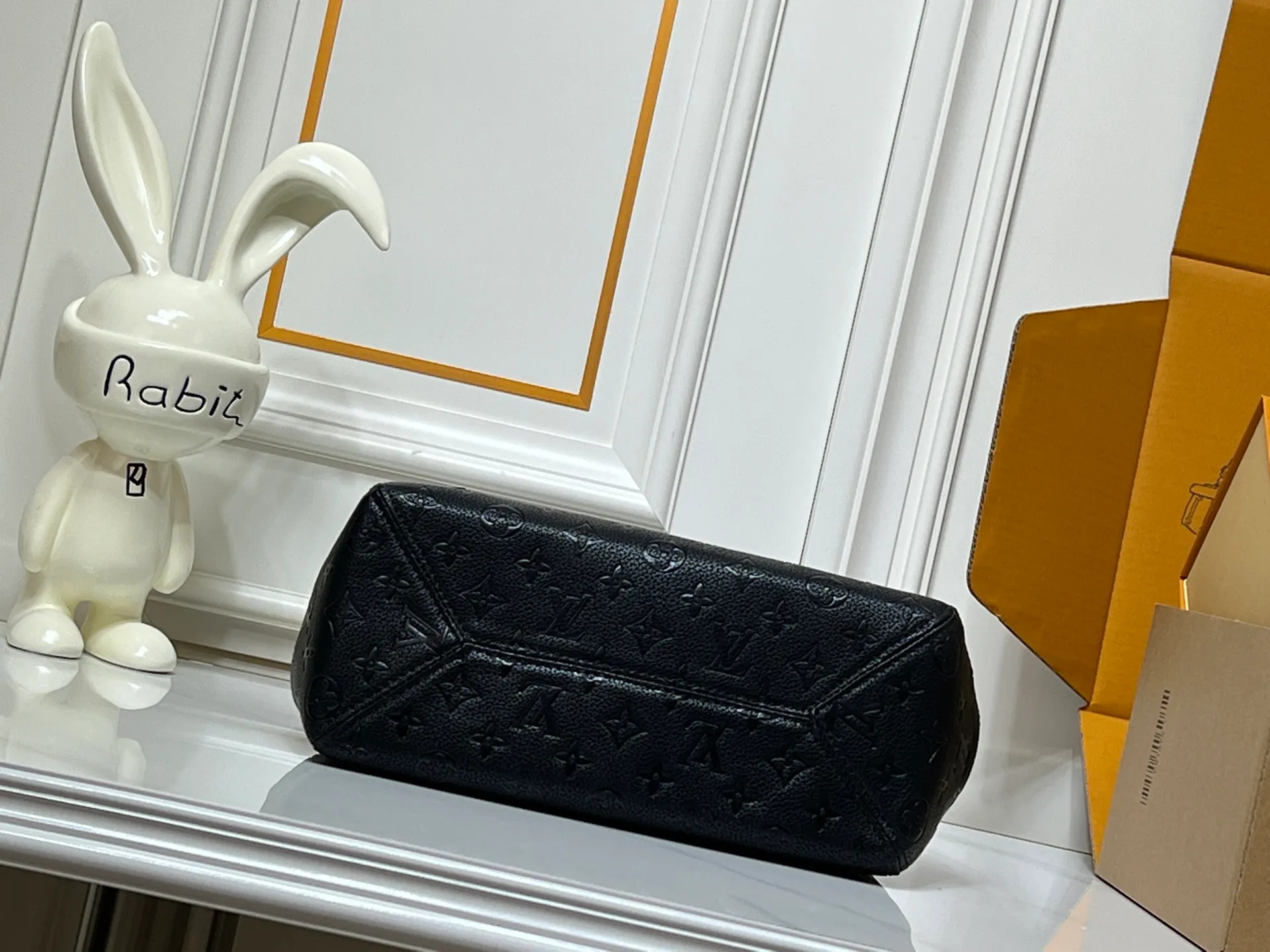 Batch 280💰Small size M25858 black M25890 gray This All In One small handbag expands the capacity definition of the All-In series and can be transformed into a rounded Hobo handbag or an open tote bag, making it easy to carry your daily needs. Monogram Empreinte leather bag with dazzling metal parts, LV padlock and nameplate highlight the exquisite details. 40.0x22.0x15.0 cm (Length x Height