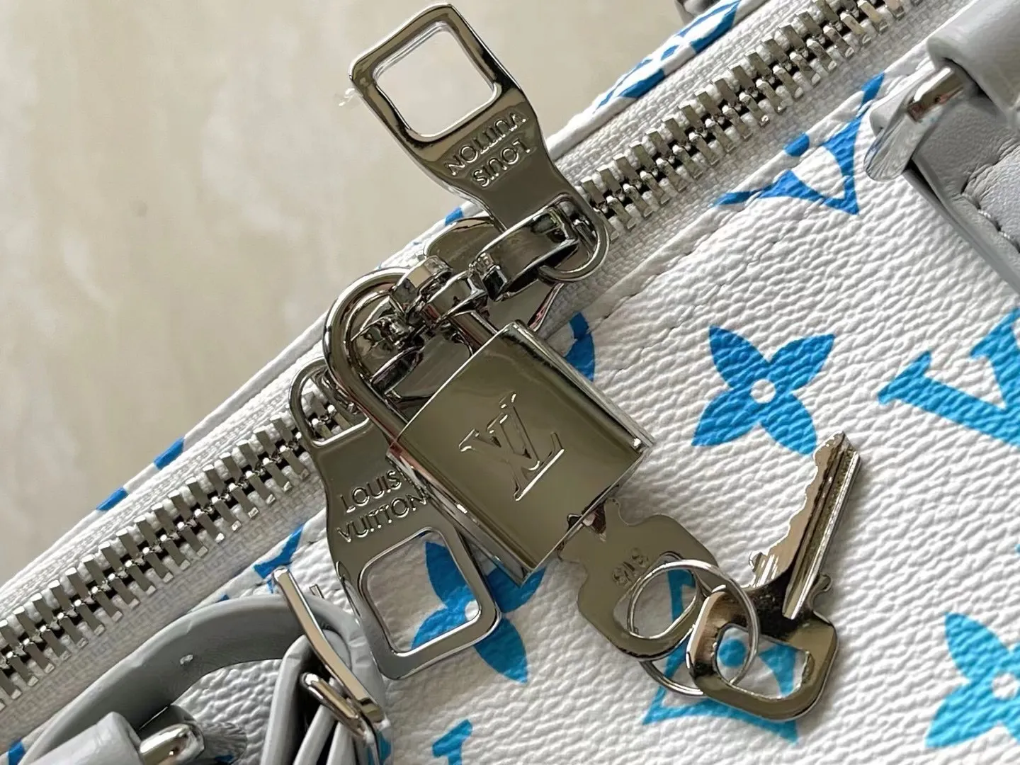 💰1280 Top original order M13915 KEEPALL BANDOULIÈRE 45 travel bag 2021-22 autumn and winter show reveals the new charm of the Everyday LV capsule series Keepall Bandouliere 45 travel bag. Vintage Monogram coated canvas depicts the Monogram pattern with subtle irregular lines, evoking the traditional stamping process. The new louis vuitton! logo is inspired by the chain’s signature elements. size: 45 x 27 x 20