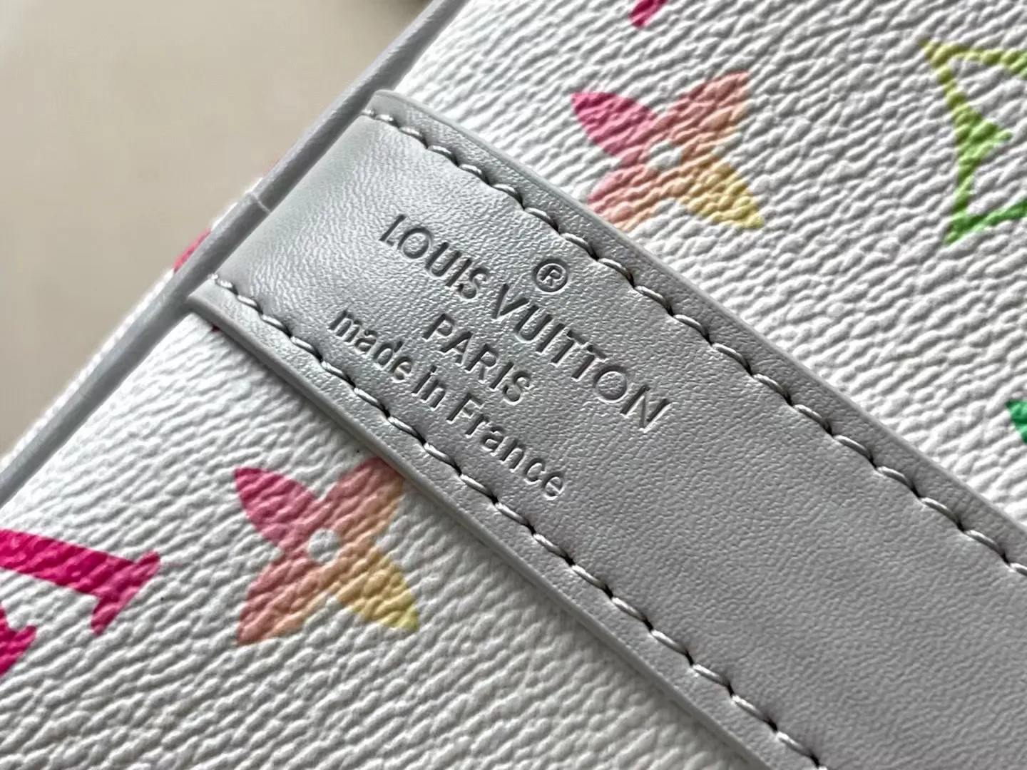 💰1280 Top original order M13915 KEEPALL BANDOULIÈRE 45 travel bag 2021-22 autumn and winter show reveals the new charm of the Everyday LV capsule series Keepall Bandouliere 45 travel bag. Vintage Monogram coated canvas depicts the Monogram pattern with subtle irregular lines, evoking the traditional stamping process. The new louis vuitton! logo is inspired by the chain’s signature elements. size: 45 x 27 x 20