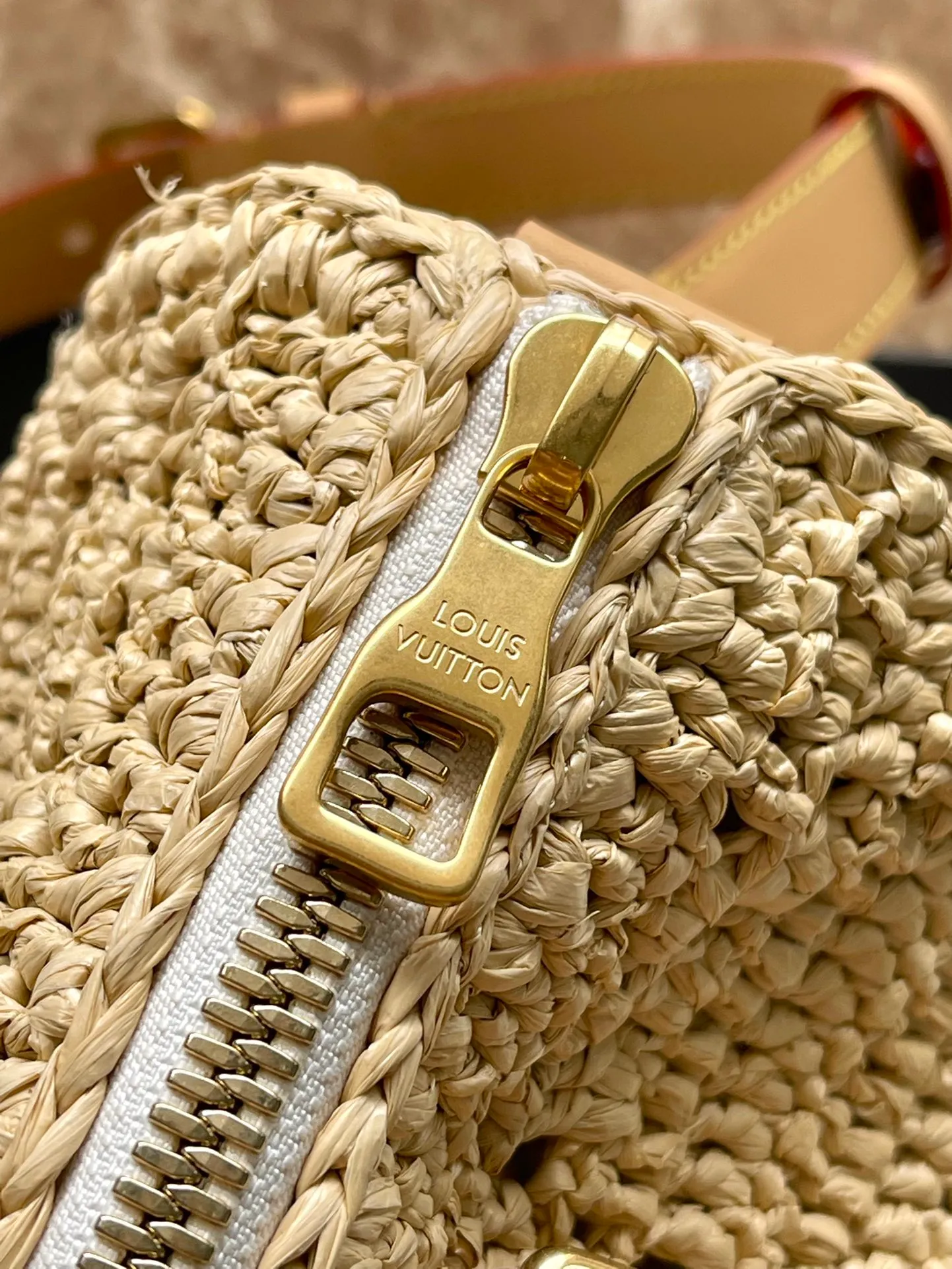 💰1300 Top original order M25010 This Keepal Bandouliere 25 handbag is made of palm fiber woven with Damier pattern, which takes dozens of hours to complete. The leather trim pays tribute to the brand's classic elements, and the raffia V letter completes the details. Dimensions: 25 × 15 × 11 cm