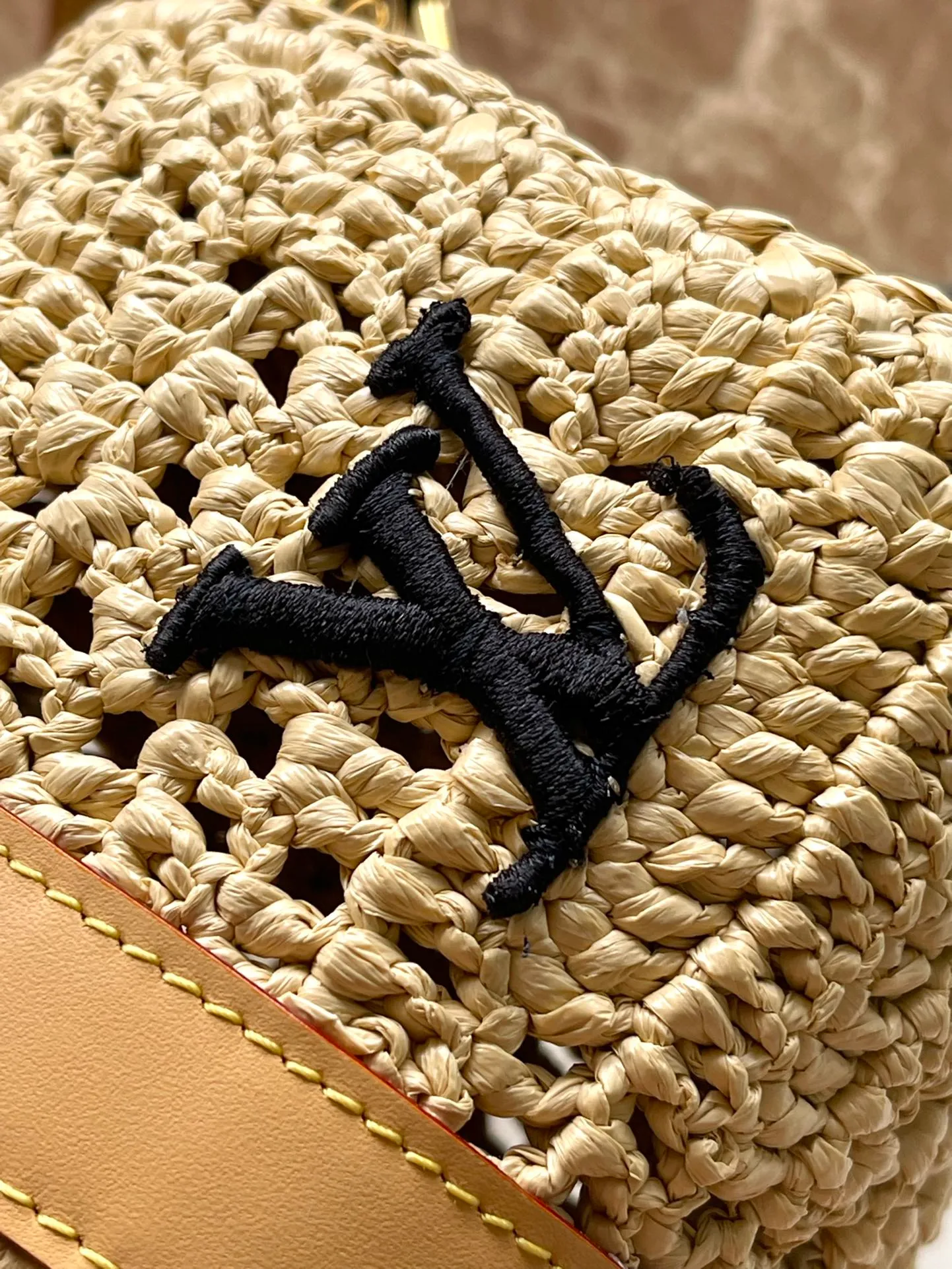 💰1300 Top original order M25010 This Keepal Bandouliere 25 handbag is made of palm fiber woven with Damier pattern, which takes dozens of hours to complete. The leather trim pays tribute to the brand's classic elements, and the raffia V letter completes the details. Dimensions: 25 × 15 × 11 cm