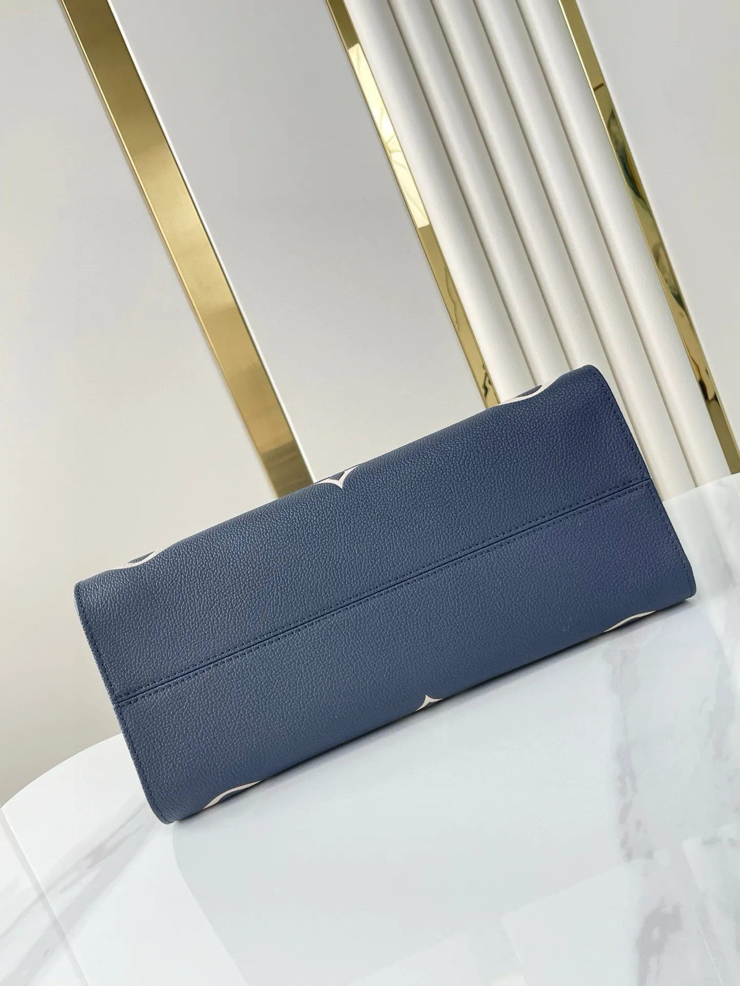 💰1120 dark blue (transcoding chip top layer leather) top original order ☘☘ONTHEGO medium handbag M45495 M47084. The Monogram pattern is printed and dyed first and then embossed on the grained cowhide. Its ample interior can accommodate laptops and other office supplies. The long and short handles are easy to carry in the hand or on the shoulder. Size: 34x26x13cm