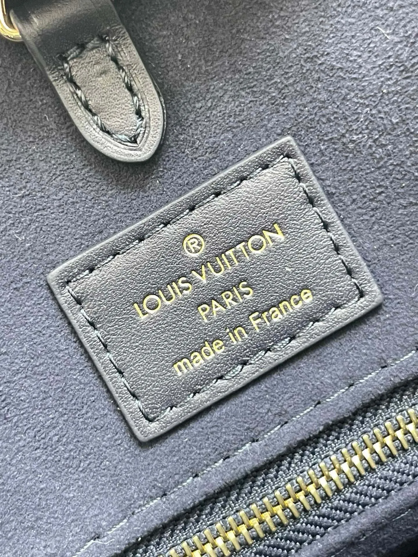 💰1120 dark blue (transcoding chip top layer leather) top original order ☘☘ONTHEGO medium handbag M45495 M47084. The Monogram pattern is printed and dyed first and then embossed on the grained cowhide. Its ample interior can accommodate laptops and other office supplies. The long and short handles are easy to carry in the hand or on the shoulder. Size: 34x26x13cm