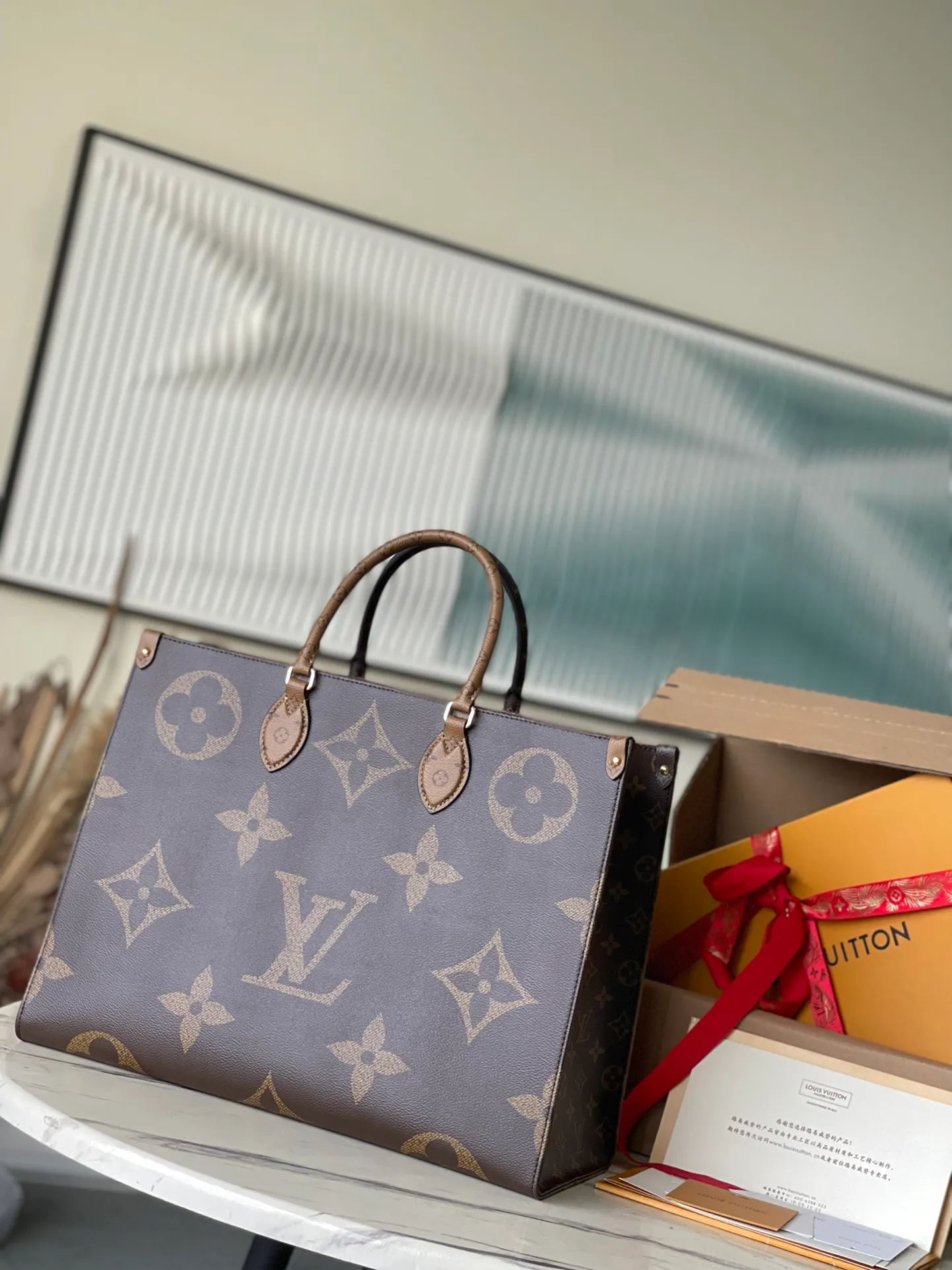 💰800 Top-quality original order (black leather shoulder strap) M45320 black leather. Supports counter inspection. The photo taken of duty-free goods is consistent with the product and has not been unpacked. This product is an exclusive duty-free product in the market and is the highest-end product. Inspection is supported. This product has passed strict inspection and is flawless. Please wear gloves when touching the product. This product is not returnable or exchangeable. Please confirm the product first and then remove the label on the handle. This product is temporarily not open to the public, only regular customers, and is in short supply. Dimensions: 41 x 34 x 19 cm
