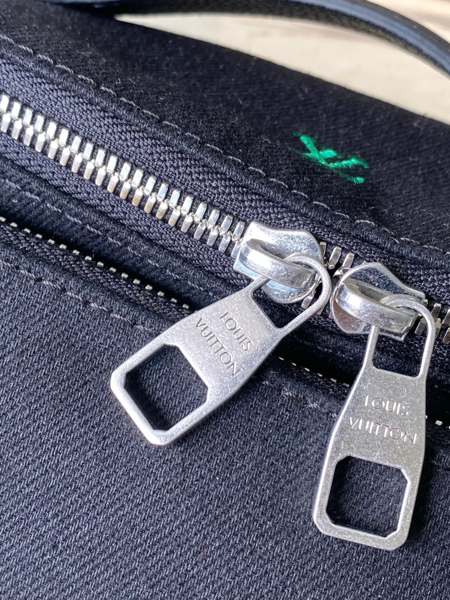 💰900 (top layer leather) top original M13961 gradient denim embroidered waist bag. It’s really nice. The design combines classic and modern elements, such as Monogram patterns and iconic logos. It has a variety of styles and can be matched with casual wear, formal wear, sportswear, etc. to enhance the overall style and fashion. Various ways of carrying it increase the flexibility of matching. Dimensions: 37x 14x 13cm (length x height x width)