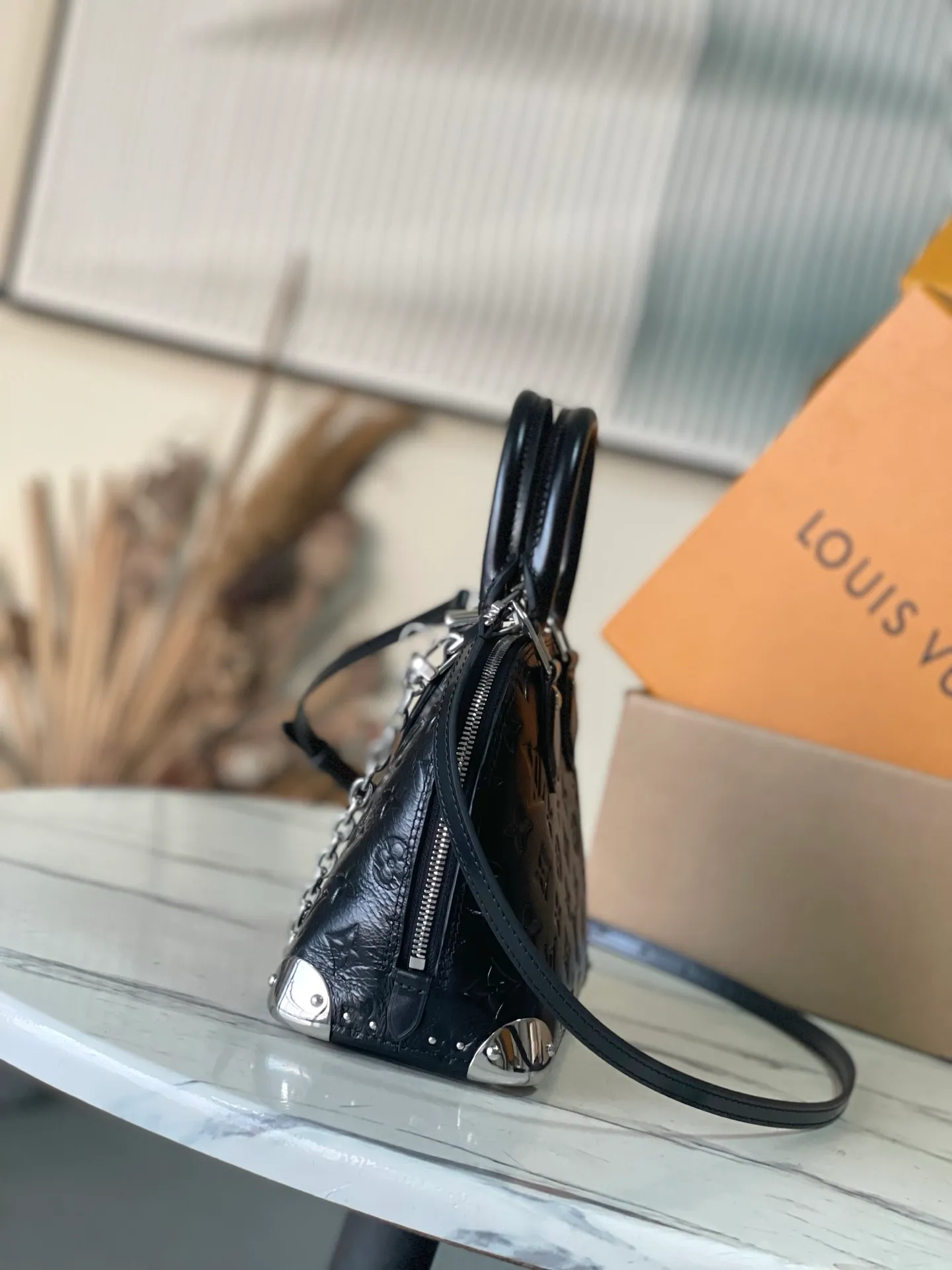 💰1220 (top layer leather) top original order M27812 This Alma BB handbag displays the brand’s Monogram Saga logo, exuding a retro atmosphere and rock style. It's made from cow leather and trimmed with cow leather, and features a chunky chain and signature S-lock that complements the metal corners. There are a variety of carrying methods, and the internal space can accommodate daily needs. Dimensions: 22 × 19 × 11 cm
