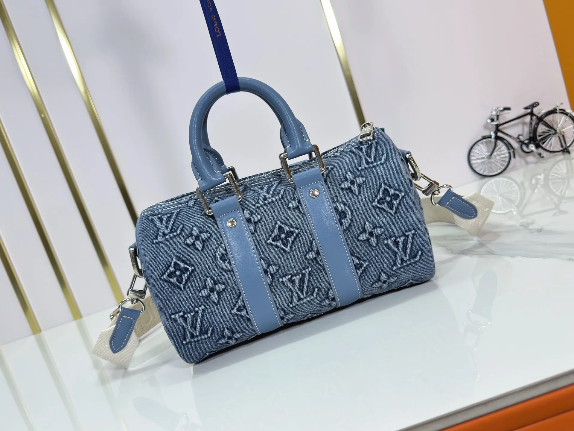 P240 Upgraded original M14078 M01942 M15076 M24434 M46271 M20900 M46249 This handbag condenses the classic silhouette of the Keepall travel bag. It is made of Monogram embossed Taurillon leather. Its compact shape is suitable for storing small items such as mobile phones and wallets. With its clever use of leather handles and detachable shoulder strap, it's easy to carry with you in trendy style. Detailed features Dimensions: 25✘15✘11 cm
