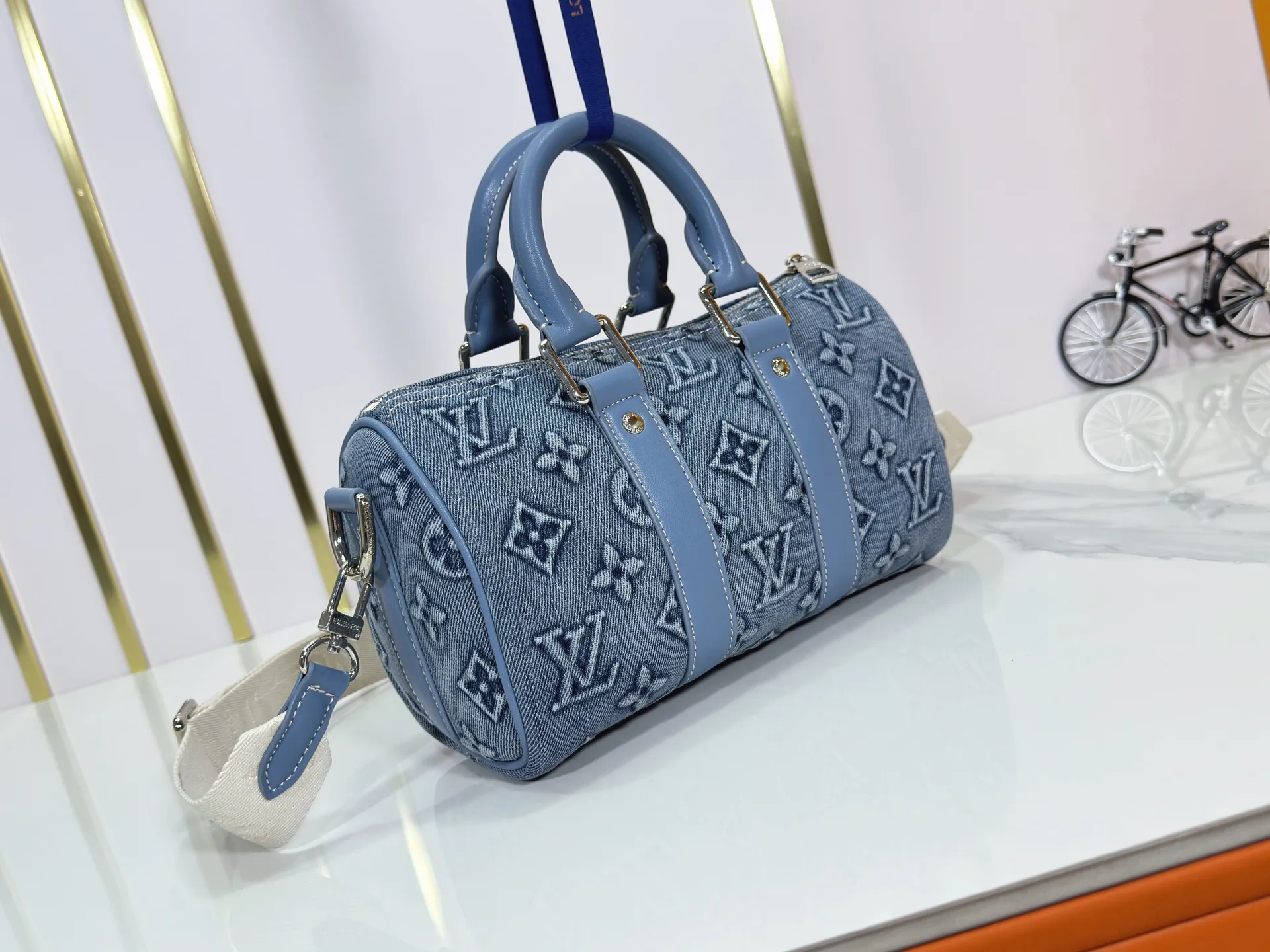 P240 Upgraded original M14078 M01942 M15076 M24434 M46271 M20900 M46249 This handbag condenses the classic silhouette of the Keepall travel bag. It is made of Monogram embossed Taurillon leather. Its compact shape is suitable for storing small items such as mobile phones and wallets. With its clever use of leather handles and detachable shoulder strap, it's easy to carry with you in trendy style. Detailed features Dimensions: 25✘15✘11 cm