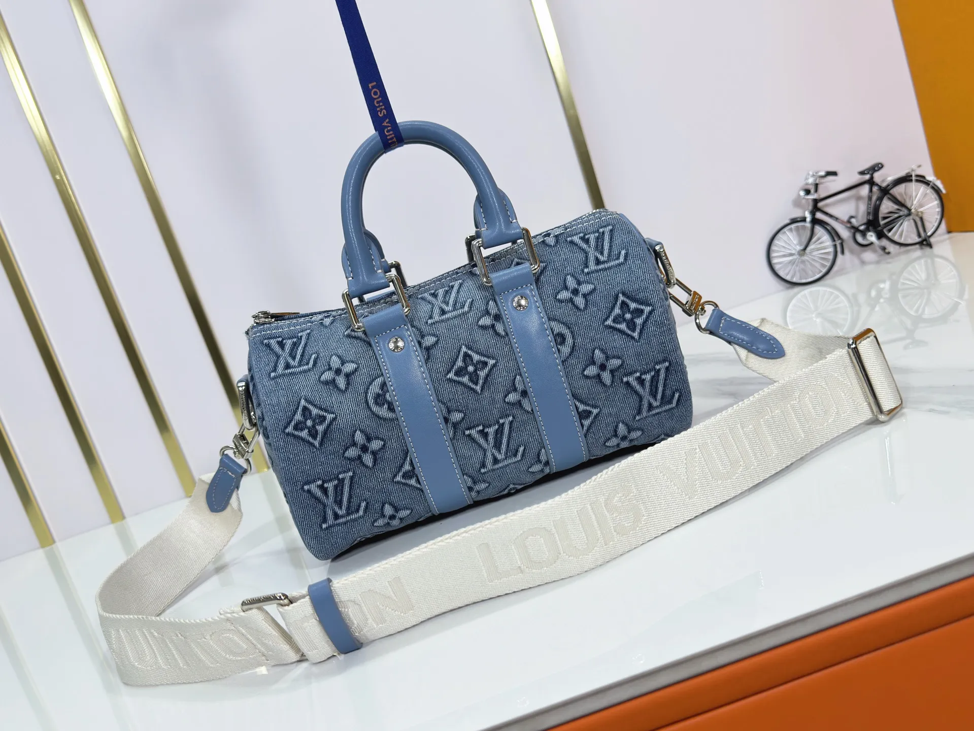 P240 Upgraded original M14078 M01942 M15076 M24434 M46271 M20900 M46249 This handbag condenses the classic silhouette of the Keepall travel bag. It is made of Monogram embossed Taurillon leather. Its compact shape is suitable for storing small items such as mobile phones and wallets. With its clever use of leather handles and detachable shoulder strap, it's easy to carry with you in trendy style. Detailed features Dimensions: 25✘15✘11 cm