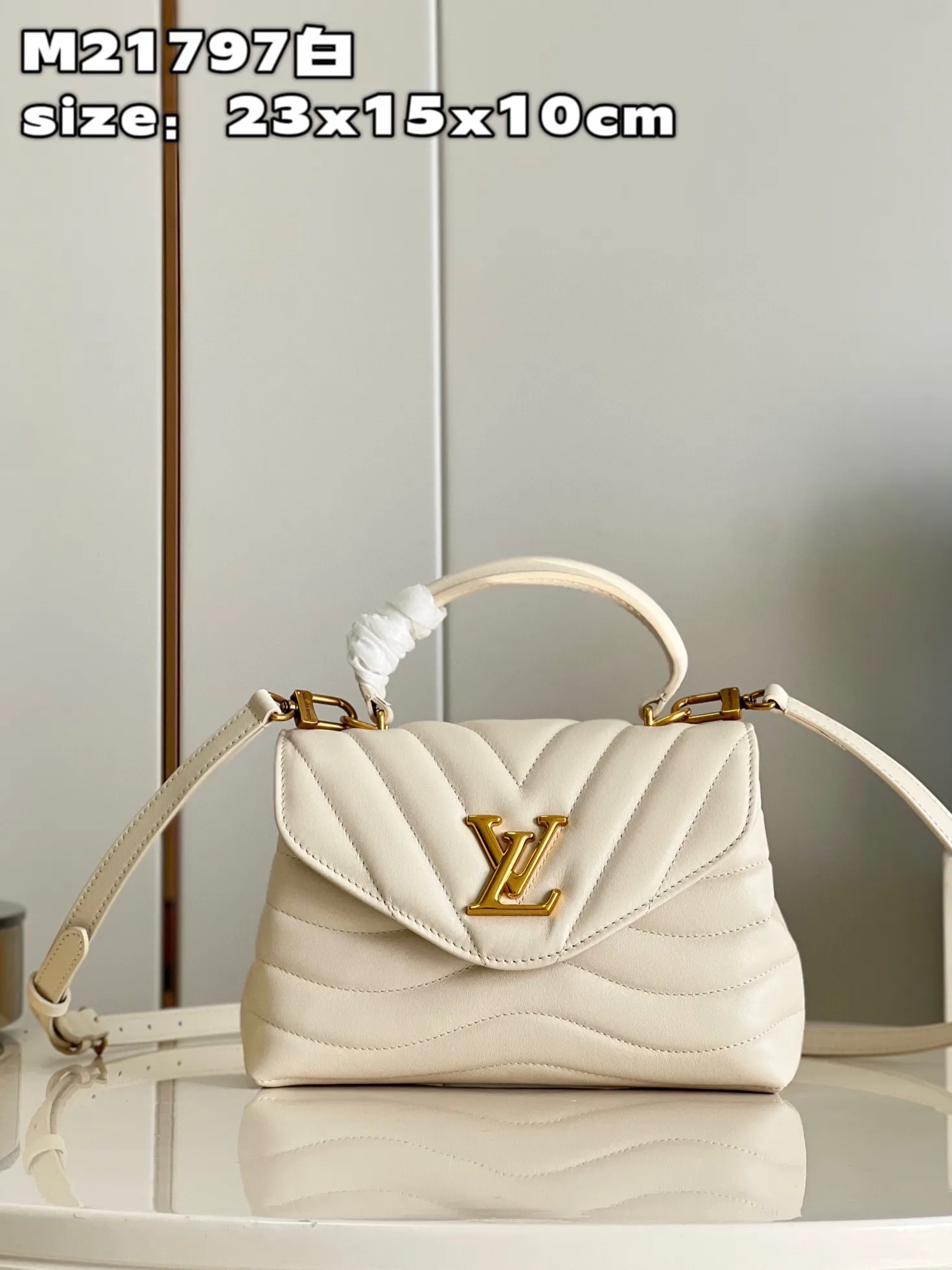 💰1160 (first-grain leather) Top-quality original M21797 off-white This Hold Me handbag is a new product of Louis Vuitton's iconic New Wave quilted leather goods series. It has an exquisite shape and is comfortable to carry. The body is smooth to the touch and fastened with an elegant LV metal buckle. The removable and adjustable leather strap enhances the bag's ease of wear. size：23x15x10cm