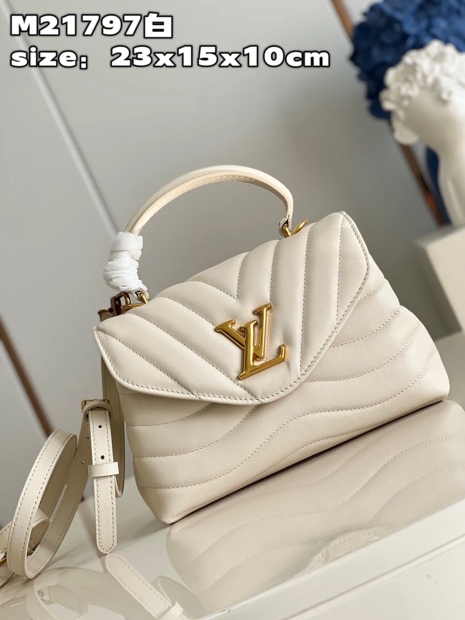 💰1160 (first-grain leather) Top-quality original M21797 off-white This Hold Me handbag is a new product of Louis Vuitton's iconic New Wave quilted leather goods series. It has an exquisite shape and is comfortable to carry. The body is smooth to the touch and fastened with an elegant LV metal buckle. The removable and adjustable leather strap enhances the bag's ease of wear. size：23x15x10cm