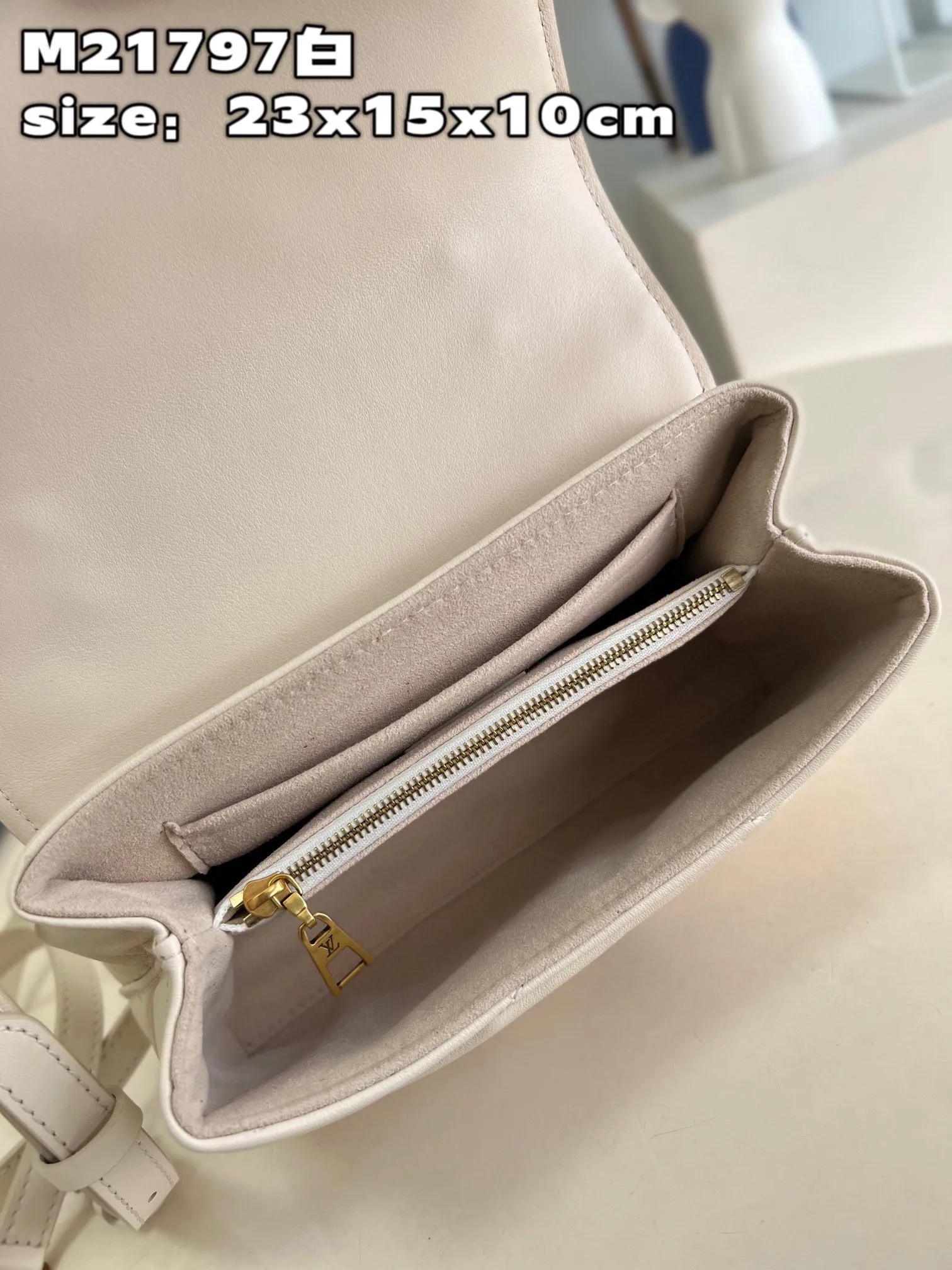 💰1160 (first-grain leather) Top-quality original M21797 off-white This Hold Me handbag is a new product of Louis Vuitton's iconic New Wave quilted leather goods series. It has an exquisite shape and is comfortable to carry. The body is smooth to the touch and fastened with an elegant LV metal buckle. The removable and adjustable leather strap enhances the bag's ease of wear. size：23x15x10cm