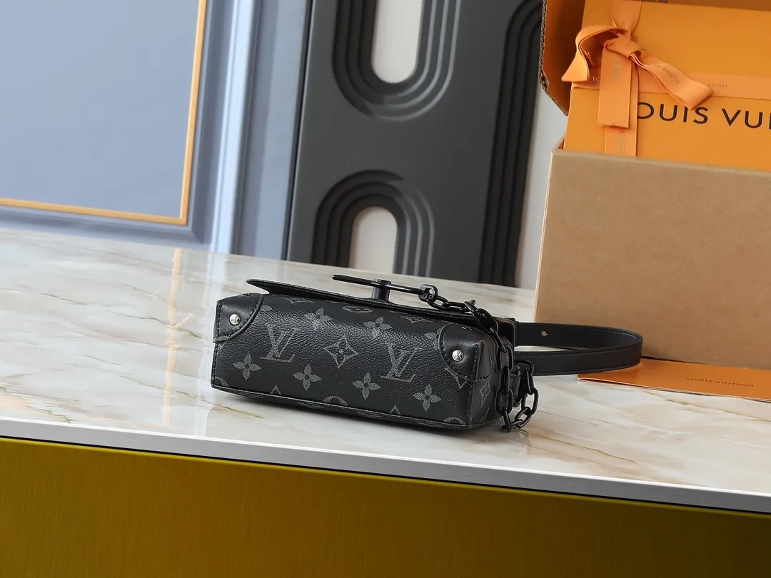 💰240💰Upgraded from the original M81746 M82917 M82916 M82918 M83613 M40674 This Steamer mini handbag is made of bright Taurillon leather and tells the inspiration of the brand's traditional Steamer hard case. A signature pin and chain add a classic touch, while an interior zip pocket and magnetic closure ensure secure storage. Dimensions: 18.0 x 11.0 x 6.5 cm (length x height x width)