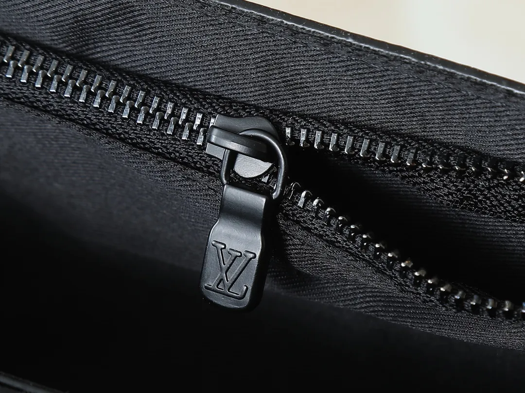 💰240💰Upgraded from the original M81746 M82917 M82916 M82918 M83613 M40674 This Steamer mini handbag is made of bright Taurillon leather and tells the inspiration of the brand's traditional Steamer hard case. A signature pin and chain add a classic touch, while an interior zip pocket and magnetic closure ensure secure storage. Dimensions: 18.0 x 11.0 x 6.5 cm (length x height x width)