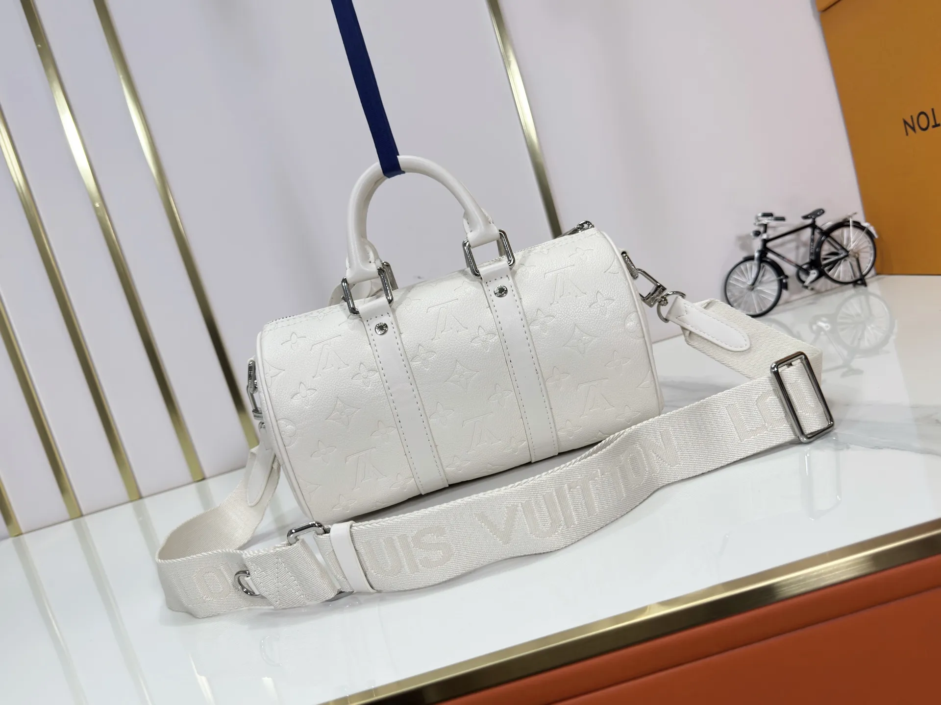 P220 upgraded original M26055 M24434 M46271 This Keepall 25 handbag is made of Monogram Eclipse Reverse canvas, showing an elegant reinterpretation of Louis Vuitton's classic pattern. Reinforced straps and leather name tags are signature elements of the Keepall collection, while a zipper closure keeps personal items safe and secure. Dimensions: 25.0 x 15.0 x 11.0 cm (length x height x width)