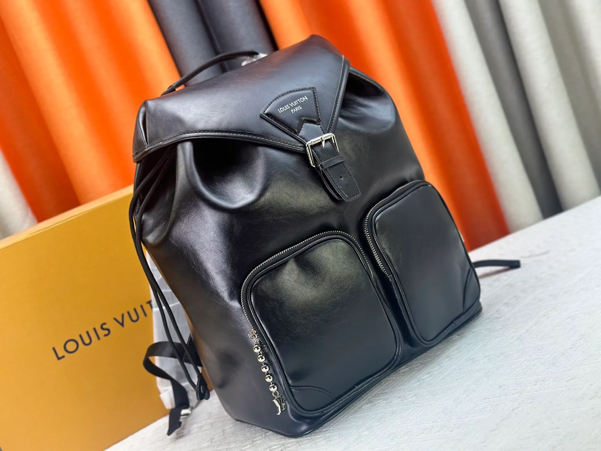 P360 Model 13983 LV Montsouris Backpack | Boys can also carry a high-end look. Made of black calfskin + silver hardware, it reveals a high-end texture in a low-key manner! The pearl zipper pull design is simply the finishing touch, and the details are completely lost. Put it on and your aura will be full in an instant, and you can slay in commuting, traveling, and street photography! **Practical party, look here! ** The size is 40*17*34cm, and the capacity is super impressive! Computers, documents, and cameras can be easily stored, and the shoulder straps are adjustable, making it stress-free to carry around. It can be used for daily travel or short-distance travel in one bag!