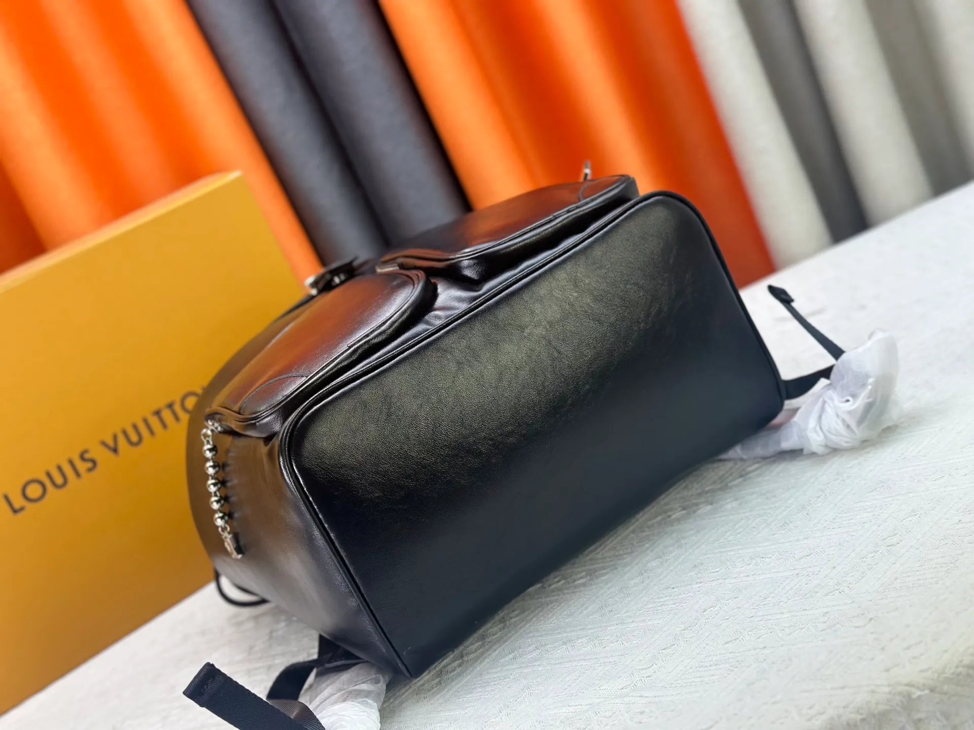 P360 Model 13983 LV Montsouris Backpack | Boys can also carry a high-end look. Made of black calfskin + silver hardware, it reveals a high-end texture in a low-key manner! The pearl zipper pull design is simply the finishing touch, and the details are completely lost. Put it on and your aura will be full in an instant, and you can slay in commuting, traveling, and street photography! **Practical party, look here! ** The size is 40*17*34cm, and the capacity is super impressive! Computers, documents, and cameras can be easily stored, and the shoulder straps are adjustable, making it stress-free to carry around. It can be used for daily travel or short-distance travel in one bag!