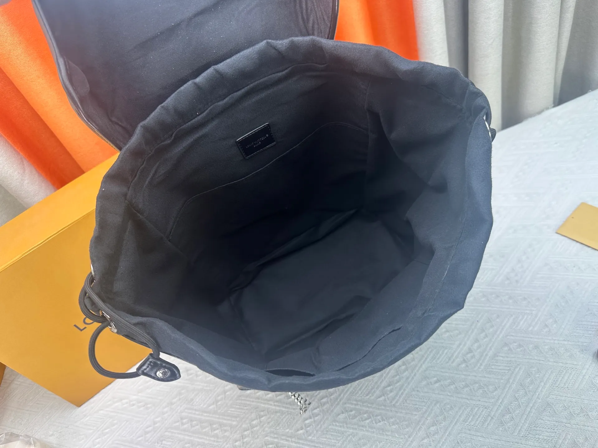P360 Model 13983 LV Montsouris Backpack | Boys can also carry a high-end look. Made of black calfskin + silver hardware, it reveals a high-end texture in a low-key manner! The pearl zipper pull design is simply the finishing touch, and the details are completely lost. Put it on and your aura will be full in an instant, and you can slay in commuting, traveling, and street photography! **Practical party, look here! ** The size is 40*17*34cm, and the capacity is super impressive! Computers, documents, and cameras can be easily stored, and the shoulder straps are adjustable, making it stress-free to carry around. It can be used for daily travel or short-distance travel in one bag!