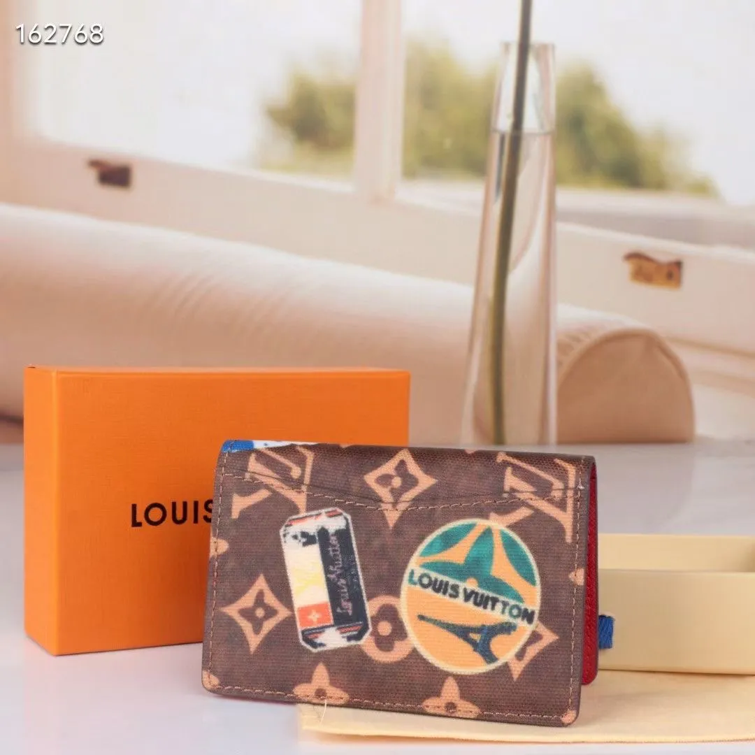 P110💰126318 Canvas Red New Product The latest model for spring and summer 2024, this pocket wallet combines the elegance of Damier Graphite canvas with the delicate texture of Epi leather, with stripes emblazoned with the Louis Vuitton logo. The elegant design can accommodate credit cards, banknotes and receipts, making it suitable for daily carrying or gift giving. Epi leather and Damier Graphite coated sail. Textile cowhide trimmed cowhide lining, card compartment, size 11×8×1.5 cm 63144 60502.  ​