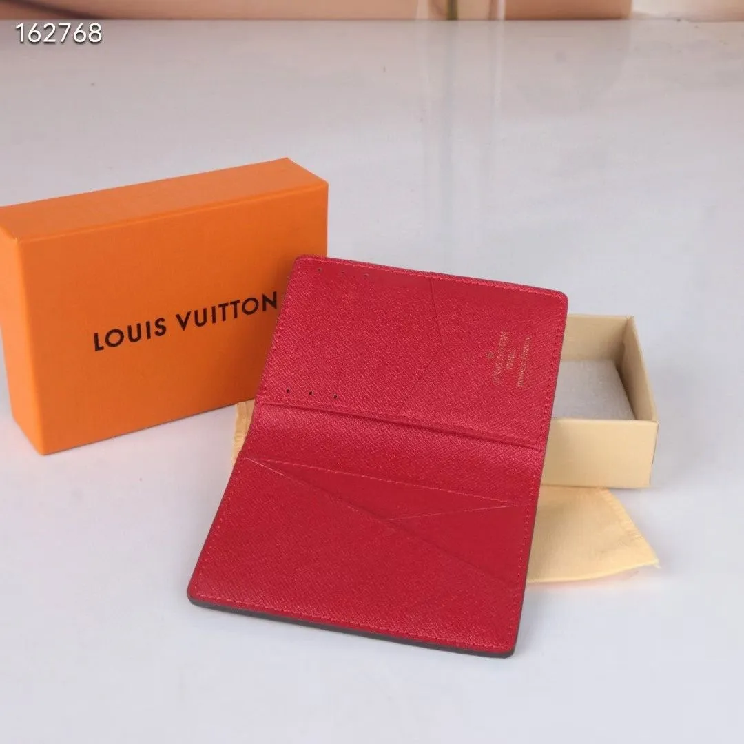 P110💰126318 Canvas Red New Product The latest model for spring and summer 2024, this pocket wallet combines the elegance of Damier Graphite canvas with the delicate texture of Epi leather, with stripes emblazoned with the Louis Vuitton logo. The elegant design can accommodate credit cards, banknotes and receipts, making it suitable for daily carrying or gift giving. Epi leather and Damier Graphite coated sail. Textile cowhide trimmed cowhide lining, card compartment, size 11×8×1.5 cm 63144 60502.  ​