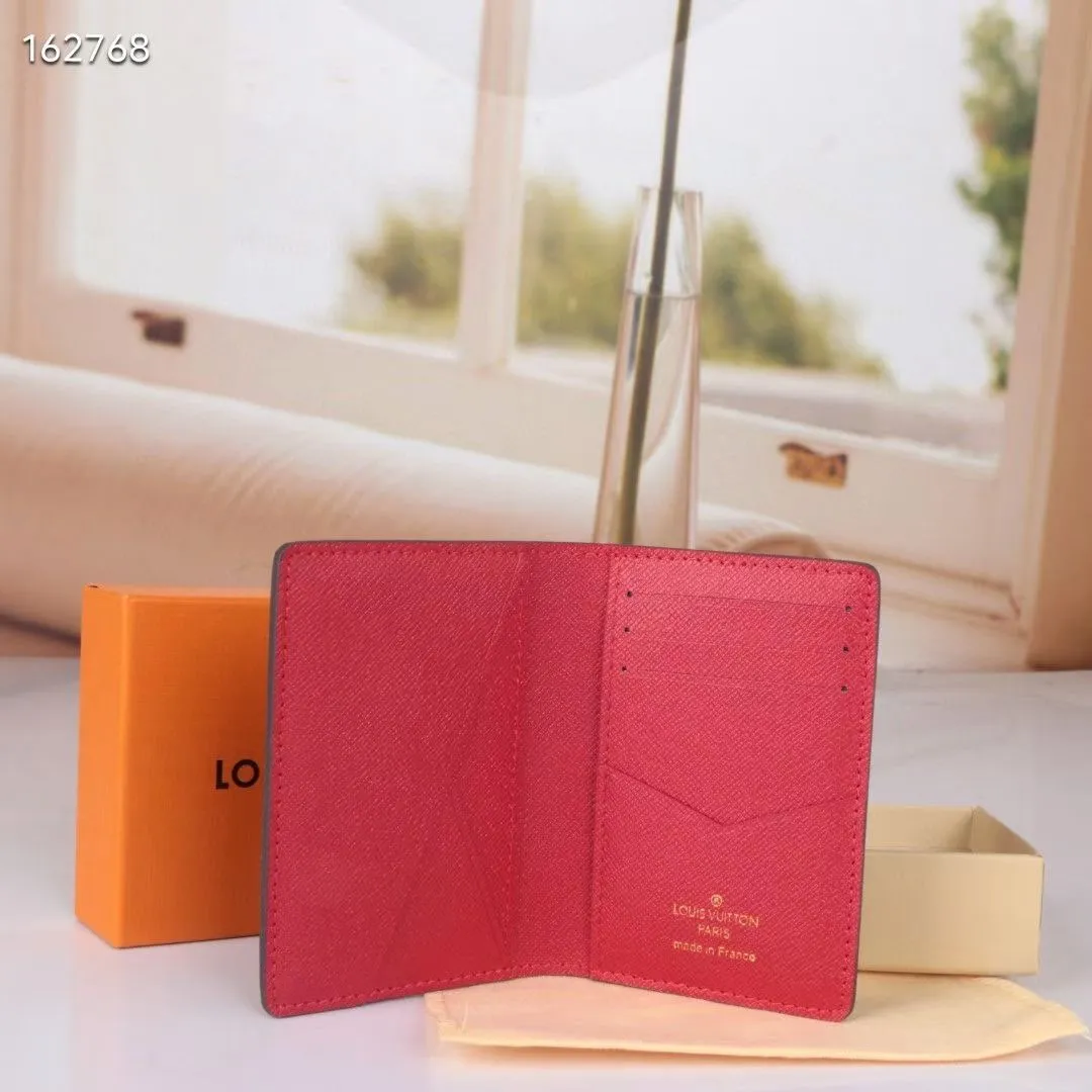 P110💰126318 Canvas Red New Product The latest model for spring and summer 2024, this pocket wallet combines the elegance of Damier Graphite canvas with the delicate texture of Epi leather, with stripes emblazoned with the Louis Vuitton logo. The elegant design can accommodate credit cards, banknotes and receipts, making it suitable for daily carrying or gift giving. Epi leather and Damier Graphite coated sail. Textile cowhide trimmed cowhide lining, card compartment, size 11×8×1.5 cm 63144 60502.  ​