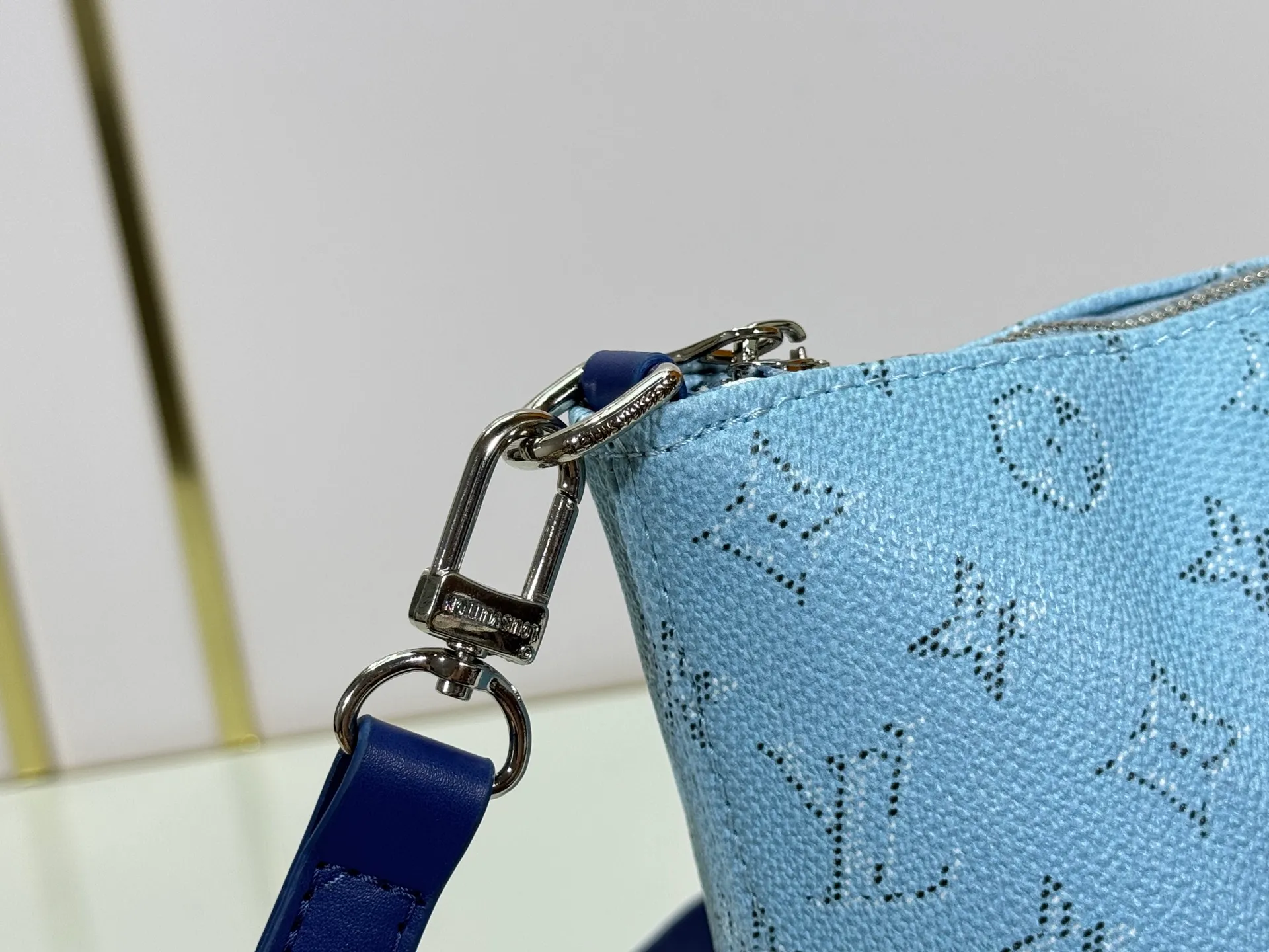 P280 Upgraded original version M14661 This version of Hills chette draws inspiration from Louis Vuitton’s iconic Monogram canvas and is dazzlingly embellished with Monogram Mini. This handbag is a 2025 new design, decorated with cowhide trim and gold metal parts. The length of the handle can be adjusted to the most suitable length, and there is ample space inside the bag to store a mobile phone, business card holder, lipstick and keys. 32x 19x 9.5 cm (length x height x width)