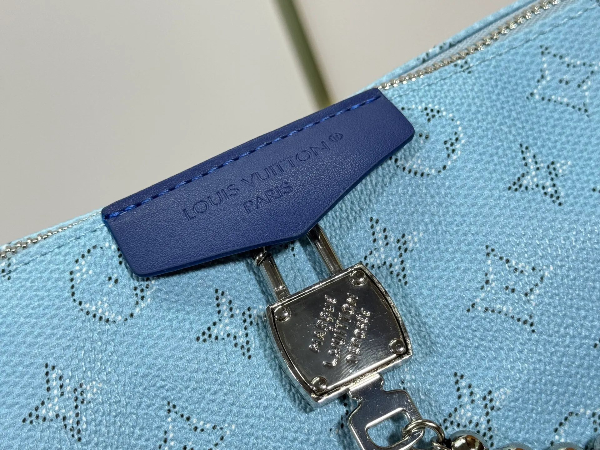 P280 Upgraded original version M14661 This version of Hills chette draws inspiration from Louis Vuitton’s iconic Monogram canvas and is dazzlingly embellished with Monogram Mini. This handbag is a 2025 new design, decorated with cowhide trim and gold metal parts. The length of the handle can be adjusted to the most suitable length, and there is ample space inside the bag to store a mobile phone, business card holder, lipstick and keys. 32x 19x 9.5 cm (length x height x width)