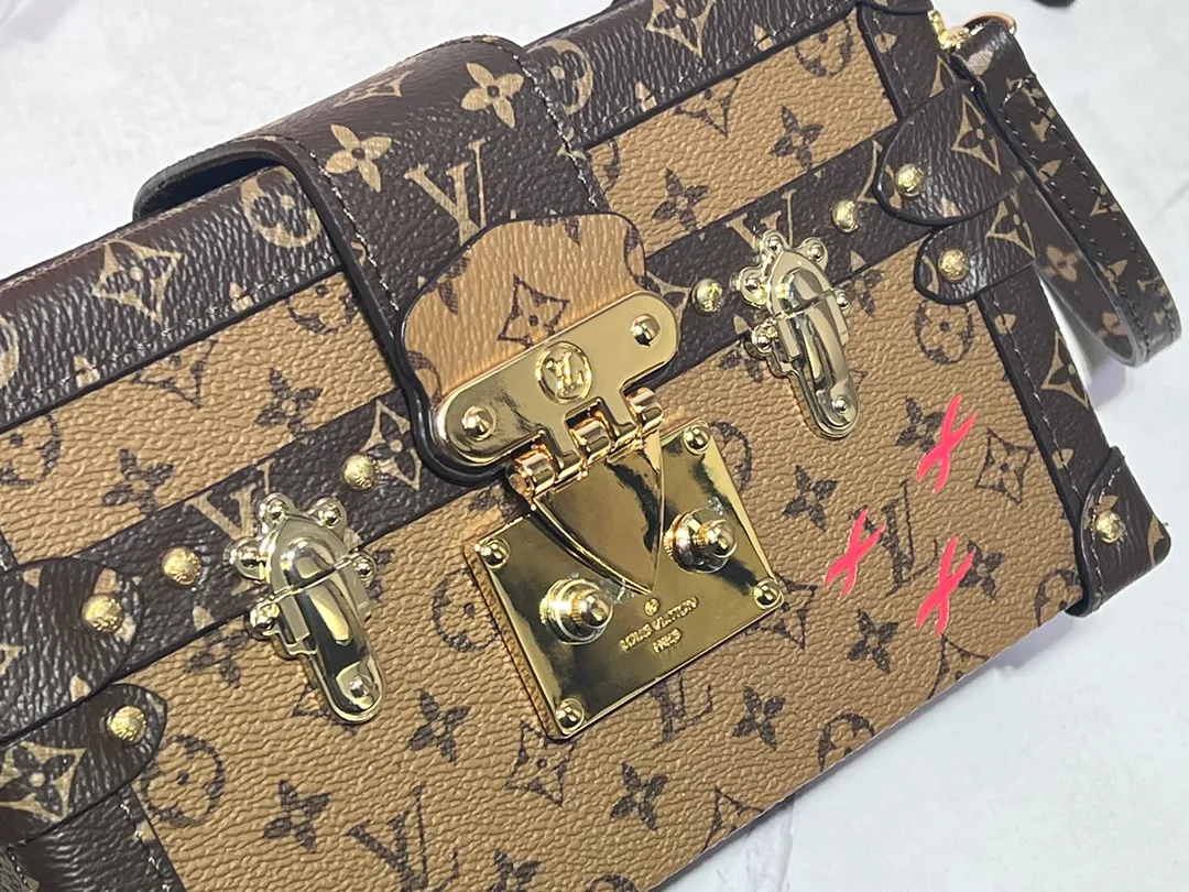 Batch 260💰Upgraded original M86286. This Petite Malle handbag from the 2019 early spring series was jointly created by women's artistic director Nicolas Ghesquière and Grace Coddington. The Catogram decorative design is particularly charming. Made of classic Monogram canvas fabric, equipped with detachable shoulder straps and classic S-shaped buckles, it is elegant and practical.      20.0 x 12.5 x 5.0 cm (length x height x width)