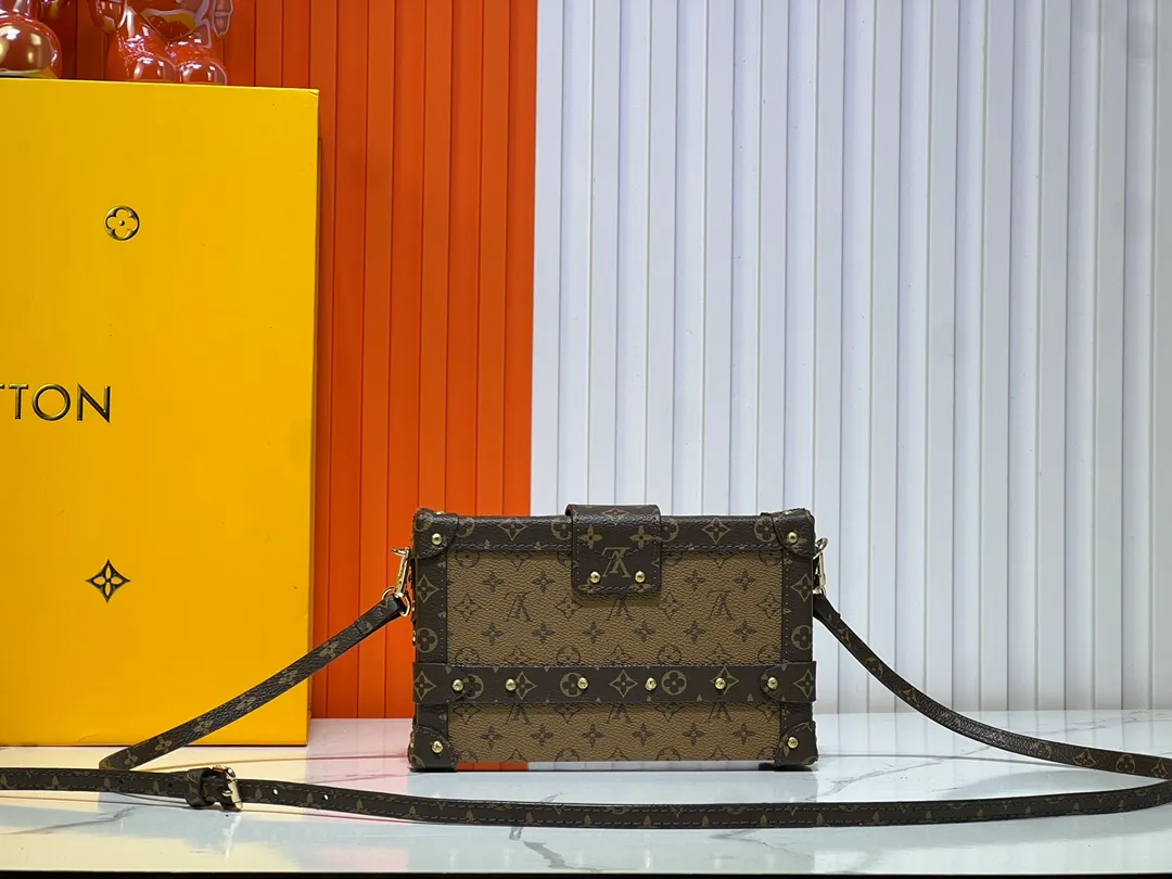 Batch 260💰Upgraded original M86286. This Petite Malle handbag from the 2019 early spring series was jointly created by women's artistic director Nicolas Ghesquière and Grace Coddington. The Catogram decorative design is particularly charming. Made of classic Monogram canvas fabric, equipped with detachable shoulder straps and classic S-shaped buckles, it is elegant and practical.      20.0 x 12.5 x 5.0 cm (length x height x width)