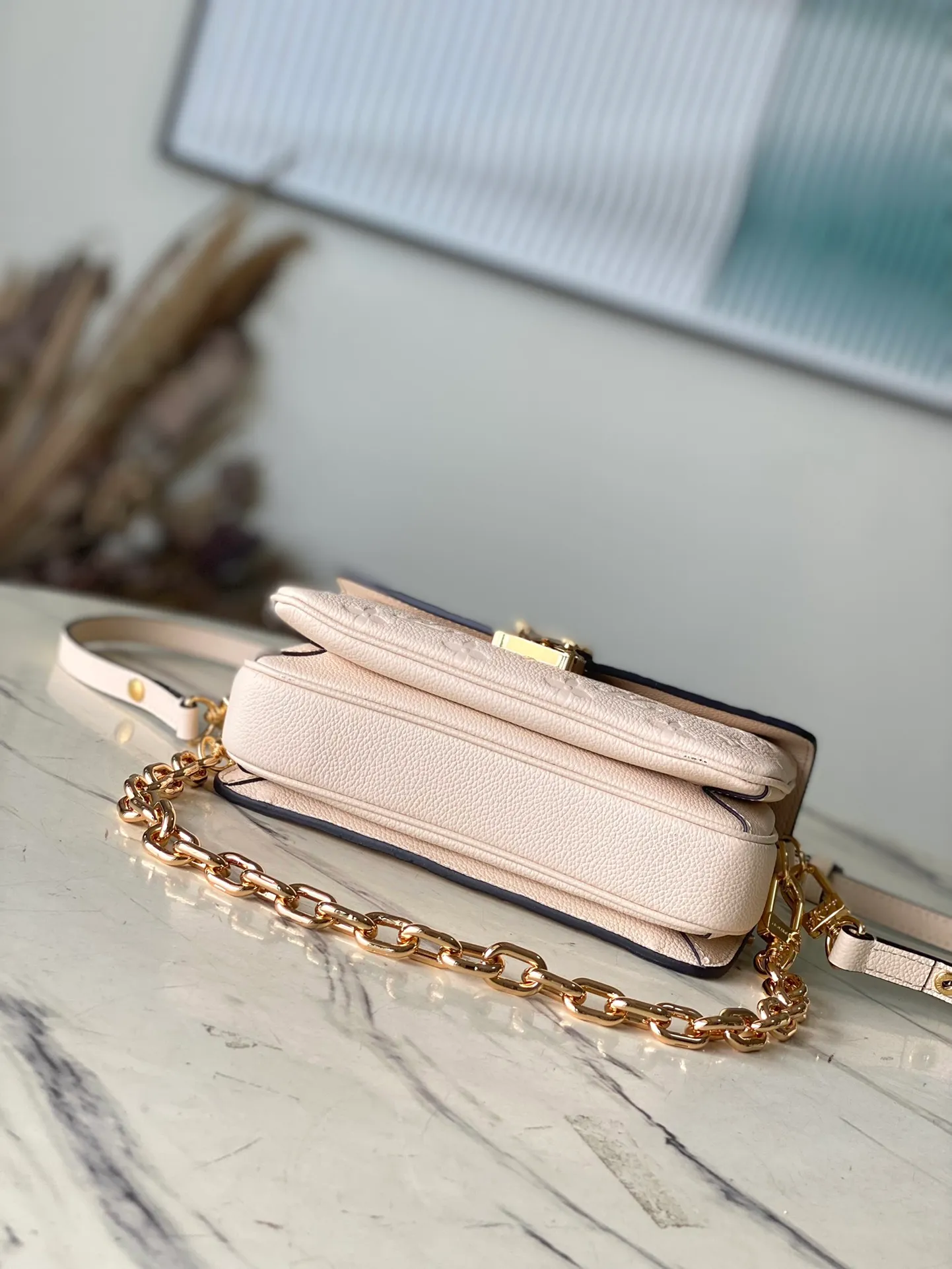 💰1100 (first-grain leather) top original order M22942 off-white. This Pochette Metis East West handbag is made of Monogram Empreinte leather with embossed Monogram pattern, which combines classic elements and contemporary details. The S-lock buckle and top handle pay tribute to the brand's box-making heritage. The compact structure and detachable shoulder short chain highlight the trendy style. Size: 21.5x13.5x6cm
