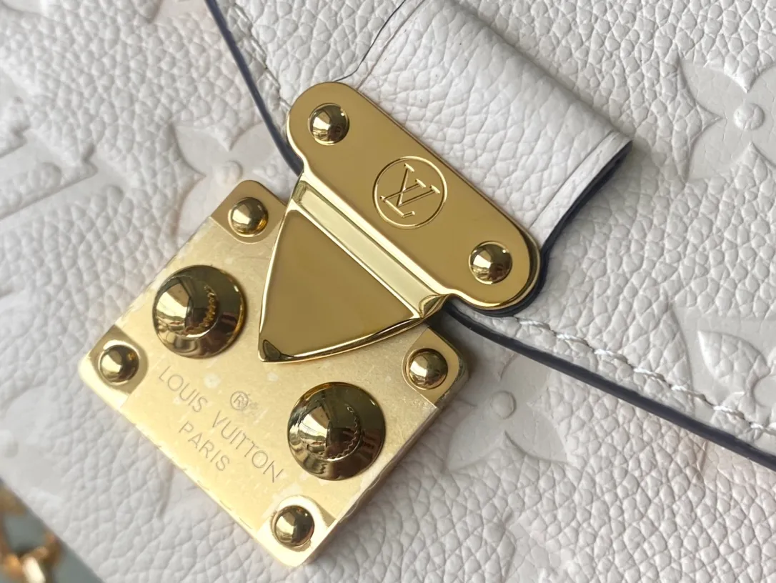 💰1100 (first-grain leather) top original order M22942 off-white. This Pochette Metis East West handbag is made of Monogram Empreinte leather with embossed Monogram pattern, which combines classic elements and contemporary details. The S-lock buckle and top handle pay tribute to the brand's box-making heritage. The compact structure and detachable shoulder short chain highlight the trendy style. Size: 21.5x13.5x6cm