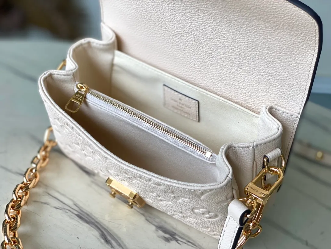 💰1100 (first-grain leather) top original order M22942 off-white. This Pochette Metis East West handbag is made of Monogram Empreinte leather with embossed Monogram pattern, which combines classic elements and contemporary details. The S-lock buckle and top handle pay tribute to the brand's box-making heritage. The compact structure and detachable shoulder short chain highlight the trendy style. Size: 21.5x13.5x6cm