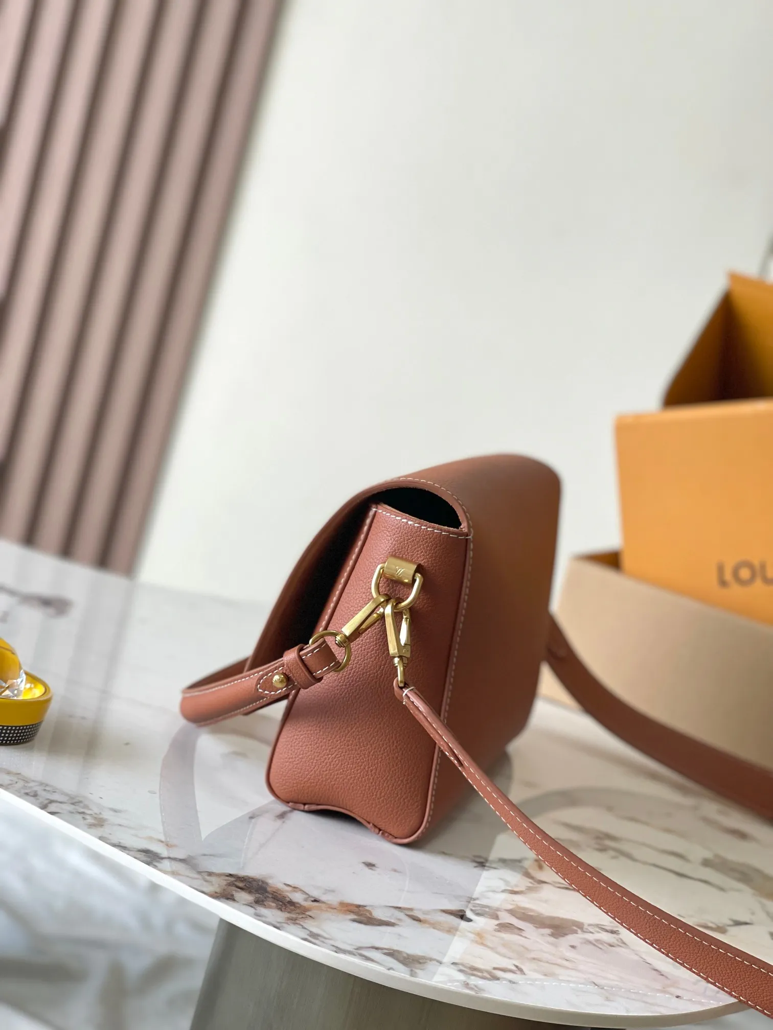 p2560 [Special grade MB chip version original leather] Soft Twist handbag Model: M24640 caramel dynamic chip version Material: A-grade all-steel hardware, imported original fabric Packaging: full set of original duty-free MB packaging Size: 27*19*9CM
