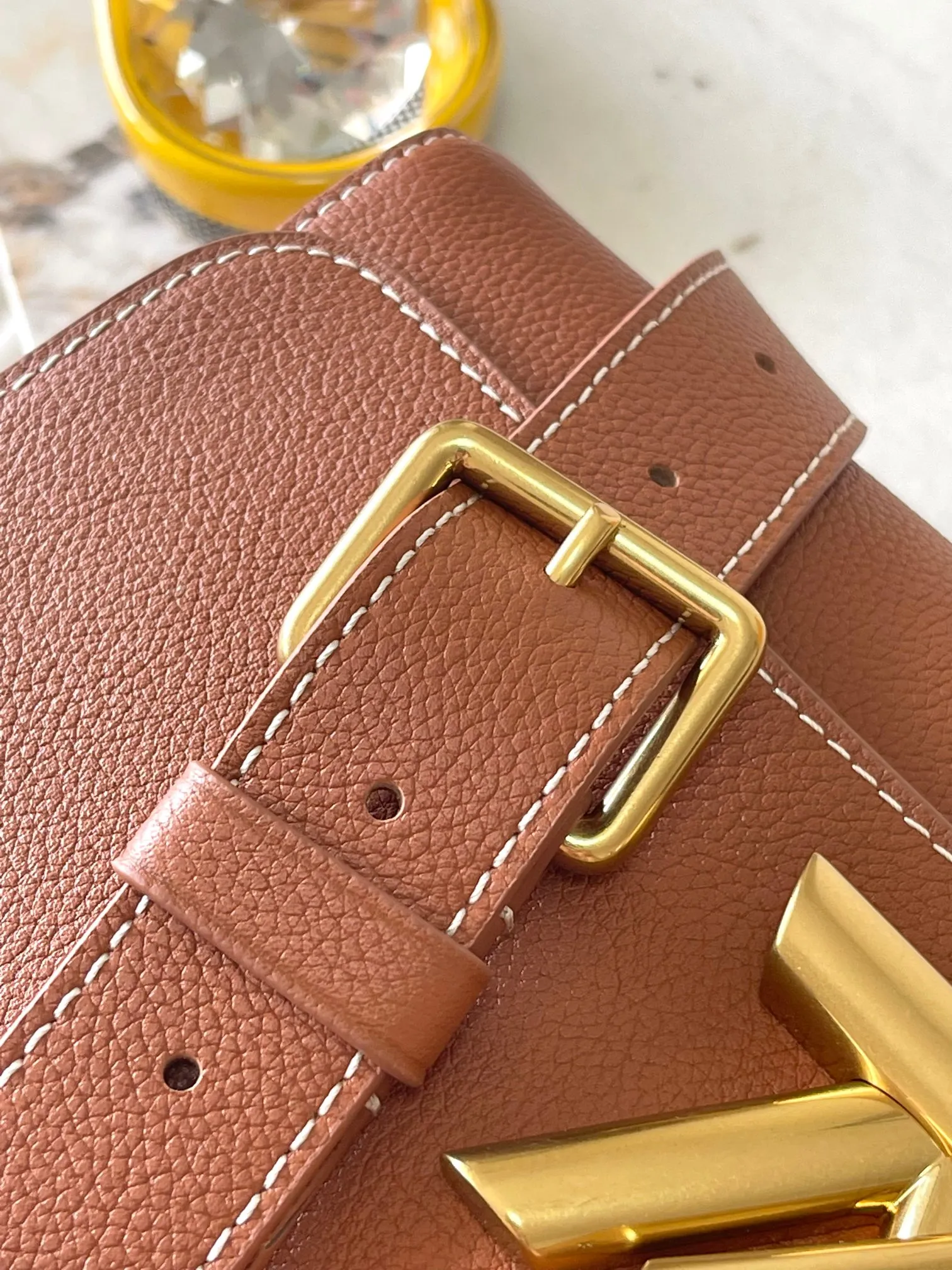 p2560 [Special grade MB chip version original leather] Soft Twist handbag Model: M24640 caramel dynamic chip version Material: A-grade all-steel hardware, imported original fabric Packaging: full set of original duty-free MB packaging Size: 27*19*9CM