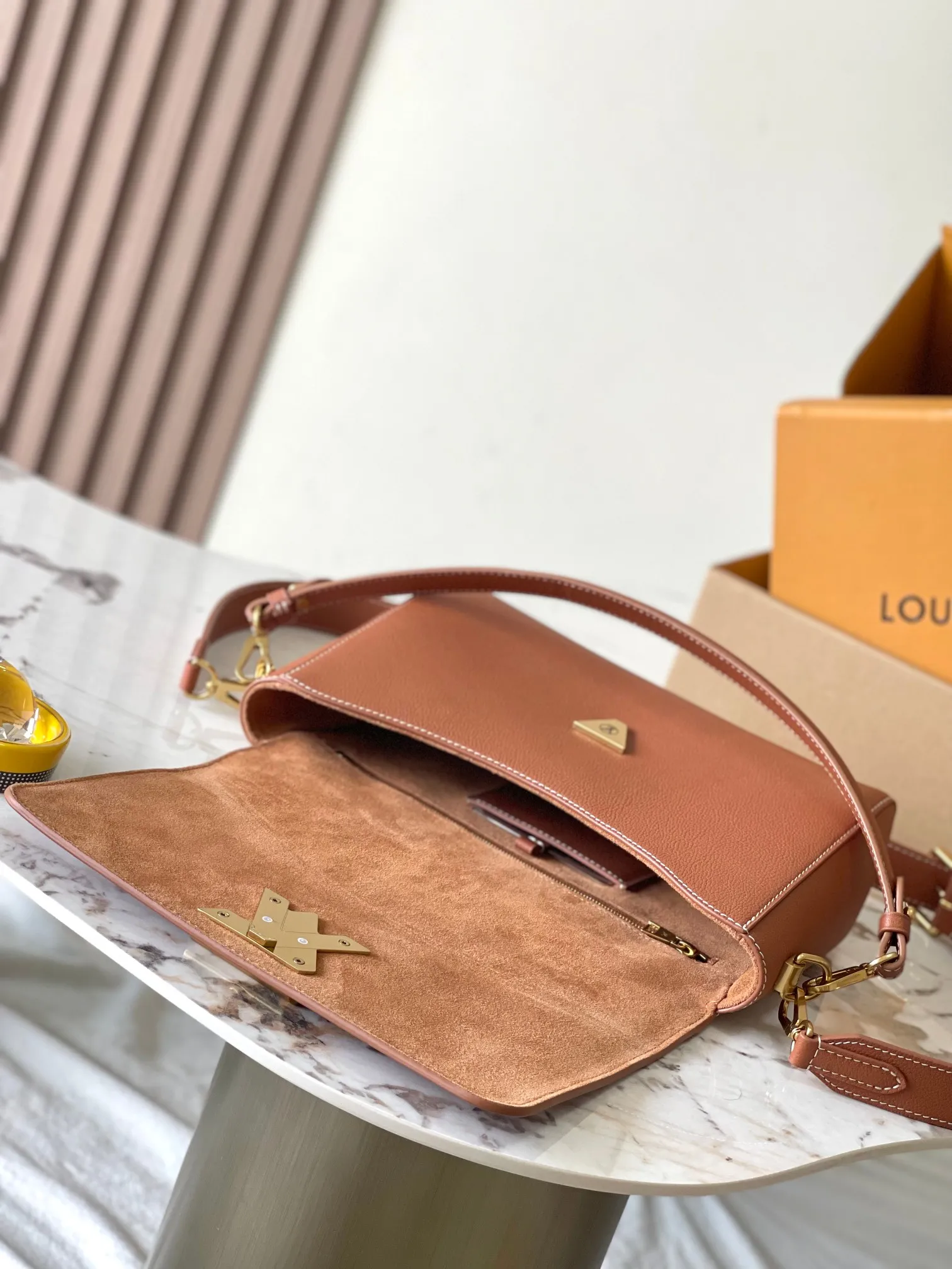 p2560 [Special grade MB chip version original leather] Soft Twist handbag Model: M24640 caramel dynamic chip version Material: A-grade all-steel hardware, imported original fabric Packaging: full set of original duty-free MB packaging Size: 27*19*9CM