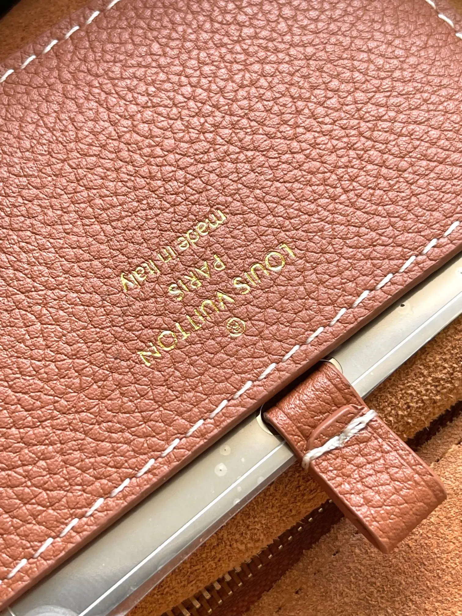 p2560 [Special grade MB chip version original leather] Soft Twist handbag Model: M24640 caramel dynamic chip version Material: A-grade all-steel hardware, imported original fabric Packaging: full set of original duty-free MB packaging Size: 27*19*9CM