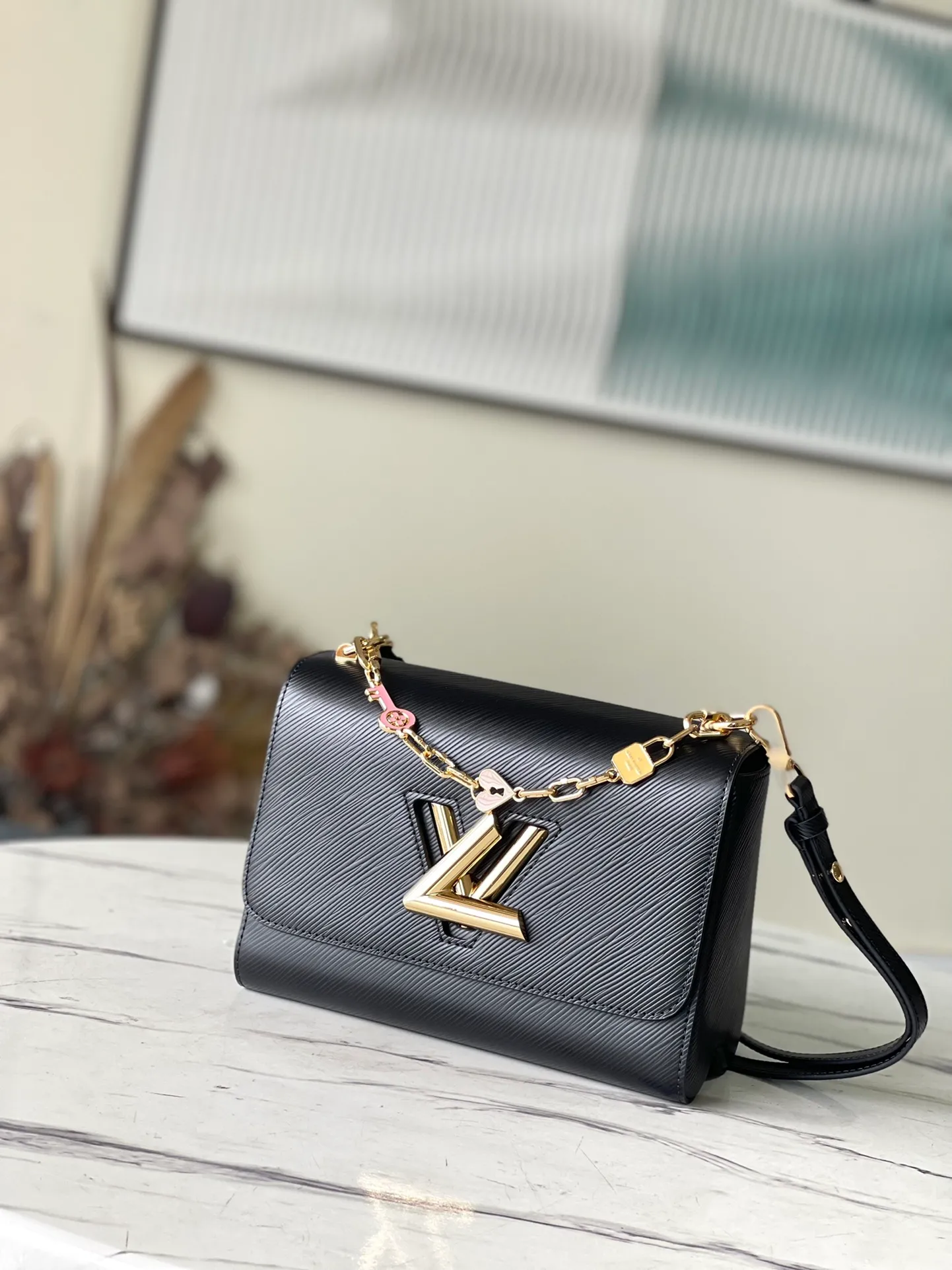 💰1160 (top layer leather) top quality original M20834 black. This Twist medium handbag is made of grained Epi leather and continues the iconic design with LV Twist twist lock. The chain and enamel decoration are inspired by the classic padlock, slowly revealing a feminine atmosphere. The removable and adjustable shoulder strap allows for easy shoulder or cross-body wear. Dimensions: 23 x 17 x 9.5 cm