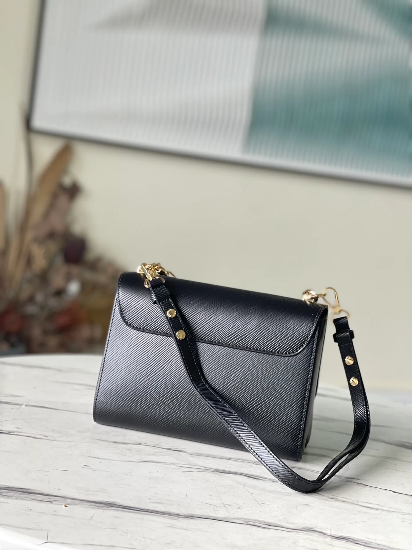 💰1160 (top layer leather) top quality original M20834 black. This Twist medium handbag is made of grained Epi leather and continues the iconic design with LV Twist twist lock. The chain and enamel decoration are inspired by the classic padlock, slowly revealing a feminine atmosphere. The removable and adjustable shoulder strap allows for easy shoulder or cross-body wear. Dimensions: 23 x 17 x 9.5 cm
