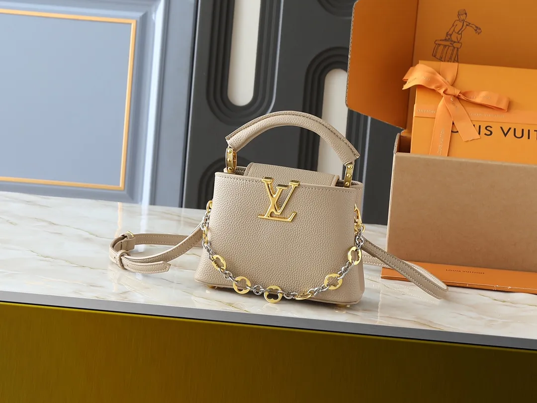 💰380💰Guangzhou goods Upgraded original M12935 M12936 M12937 M12938 This Capucines mini handbag is from the Capucines Chain On You series. It is made of soft Taurillon cow leather and has ample space to store daily necessities such as short wallets, keys, and lipstick. The jewelry-style double-plated chain features Monogram floral details that complement the rounded LV letters, and the flap can be tucked in or out. Dimensions: 21.0 x 14.0 x 8.0 cm (length x height x width)