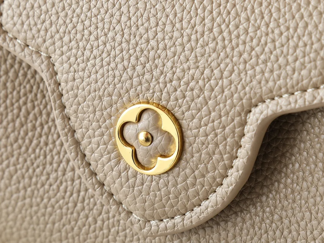 💰380💰Guangzhou goods Upgraded original M12935 M12936 M12937 M12938 This Capucines mini handbag is from the Capucines Chain On You series. It is made of soft Taurillon cow leather and has ample space to store daily necessities such as short wallets, keys, and lipstick. The jewelry-style double-plated chain features Monogram floral details that complement the rounded LV letters, and the flap can be tucked in or out. Dimensions: 21.0 x 14.0 x 8.0 cm (length x height x width)