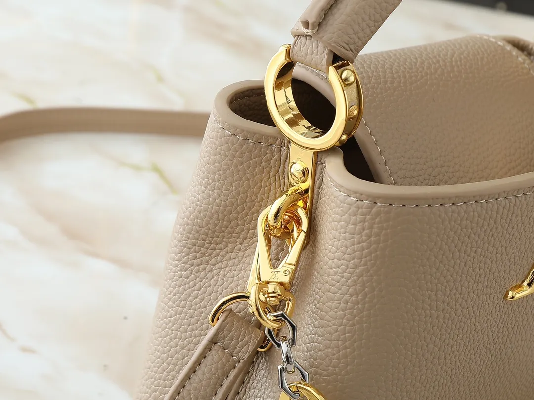 💰380💰Guangzhou goods Upgraded original M12935 M12936 M12937 M12938 This Capucines mini handbag is from the Capucines Chain On You series. It is made of soft Taurillon cow leather and has ample space to store daily necessities such as short wallets, keys, and lipstick. The jewelry-style double-plated chain features Monogram floral details that complement the rounded LV letters, and the flap can be tucked in or out. Dimensions: 21.0 x 14.0 x 8.0 cm (length x height x width)