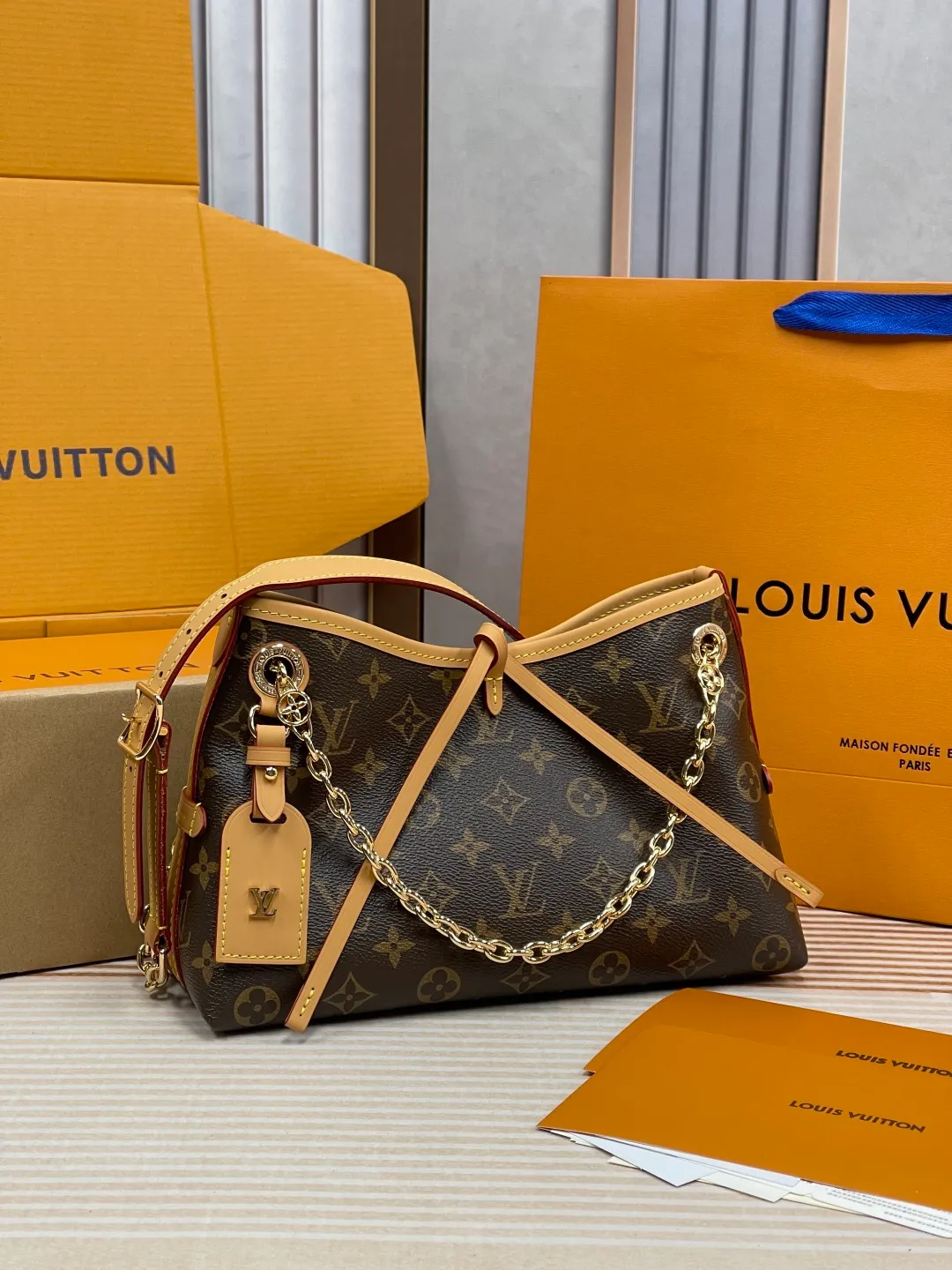 [Upgraded version] P680¥ New counter model·Upgraded version·High quality·Semi-steel hardware·With gift box🎁Packaging😘Model M13014 This CarryAll BB handbag is made of Monogram canvas and decorated with Monogram flowers on the dazzling chain, lighting up day and night occasions with a trendy look. A leather name tag complements the lace-up closure, and an interior zippered pocket provides easy access to your credit cards. 17 x 10 x 26 cm (height x width x length)