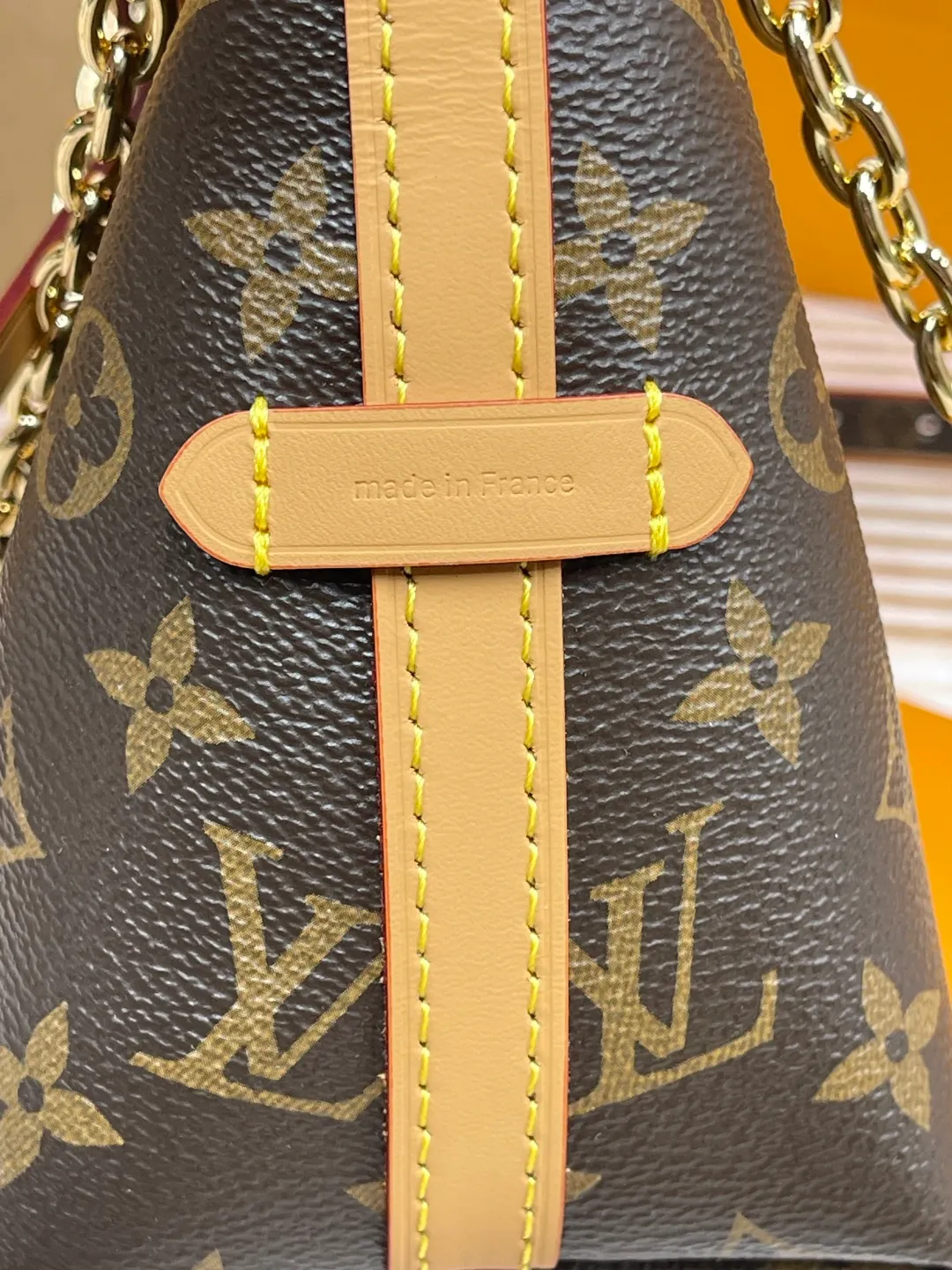 [Upgraded version] P680¥ New counter model·Upgraded version·High quality·Semi-steel hardware·With gift box🎁Packaging😘Model M13014 This CarryAll BB handbag is made of Monogram canvas and decorated with Monogram flowers on the dazzling chain, lighting up day and night occasions with a trendy look. A leather name tag complements the lace-up closure, and an interior zippered pocket provides easy access to your credit cards. 17 x 10 x 26 cm (height x width x length)