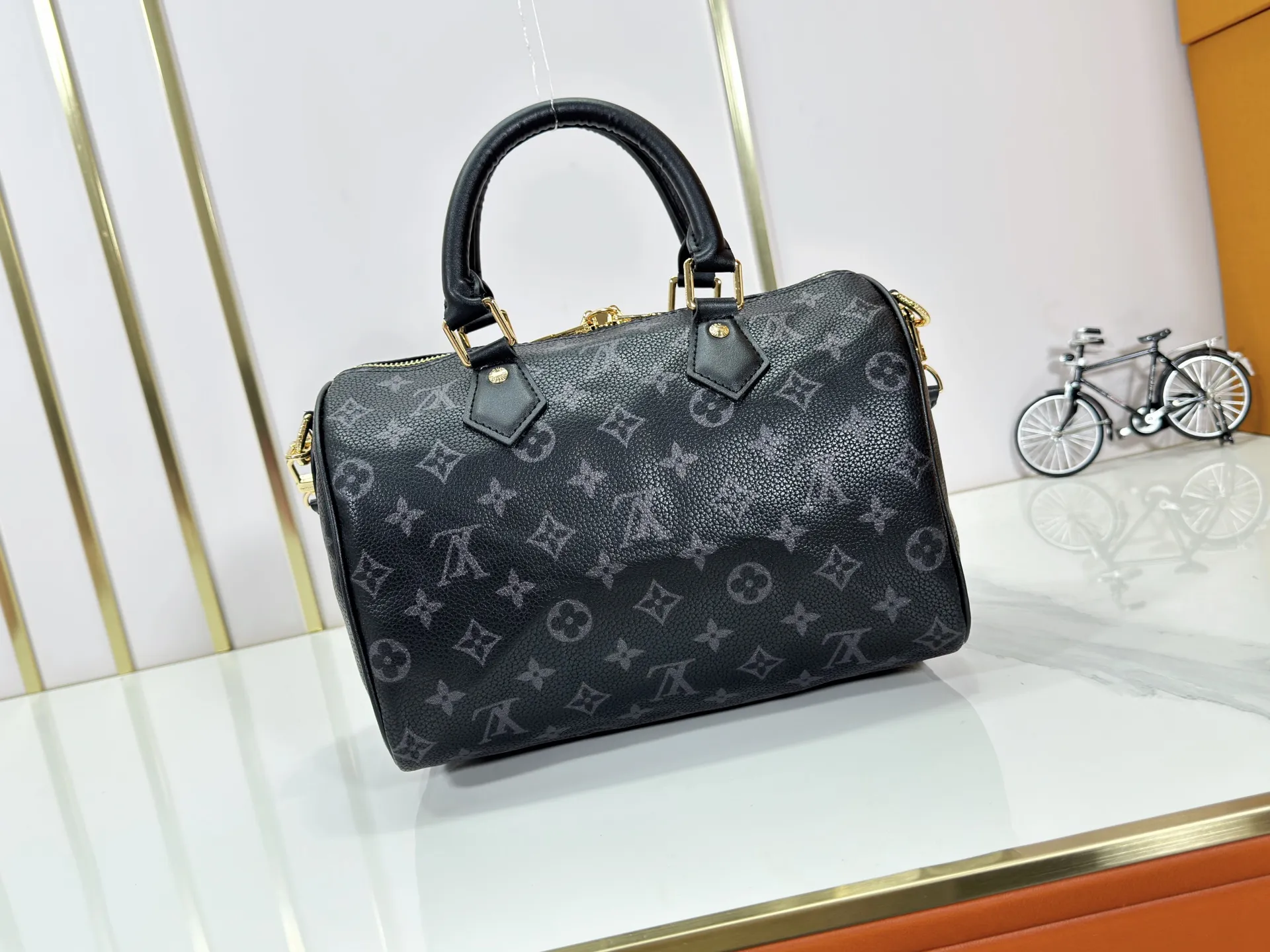 P260 Upgraded original M47186 M11323 M40390 This Speedy Soft 25 handbag renews the classic design of the Speedy handbag, using Monogram Empreinte leather and suede cowhide lining to create a light and soft structure. Whether carried by hand, cross-body or shoulder, you can create a trendy look. Dimensions: 25x19x15 cm