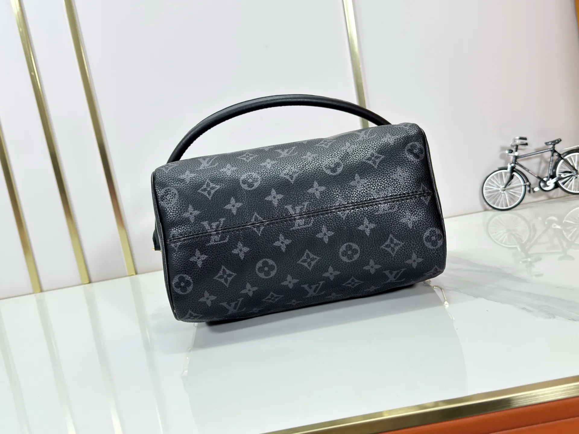 P260 Upgraded original M47186 M11323 M40390 This Speedy Soft 25 handbag renews the classic design of the Speedy handbag, using Monogram Empreinte leather and suede cowhide lining to create a light and soft structure. Whether carried by hand, cross-body or shoulder, you can create a trendy look. Dimensions: 25x19x15 cm