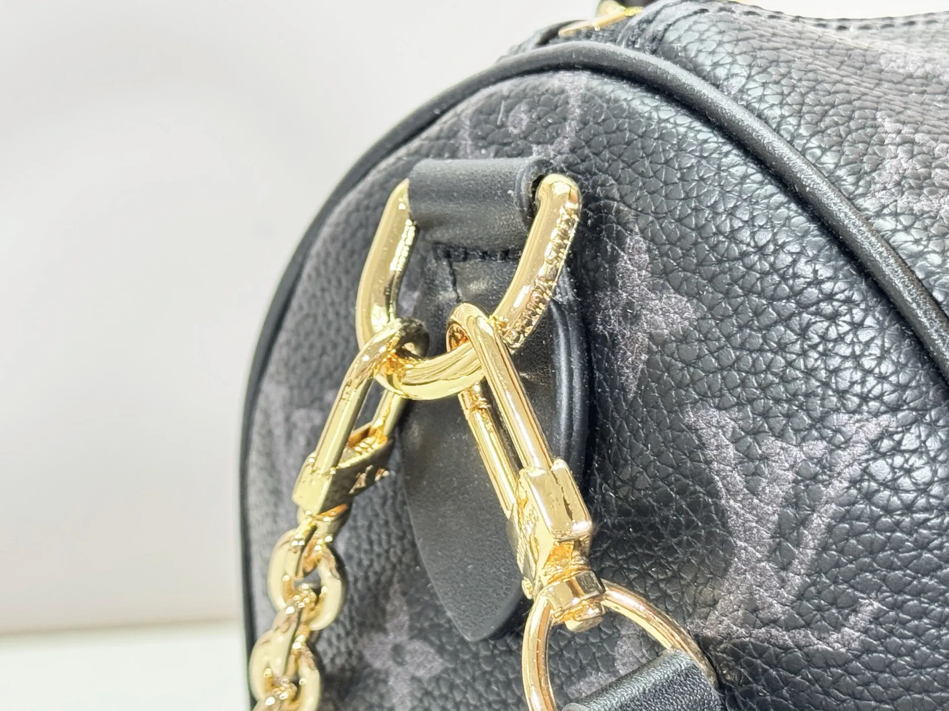 P260 Upgraded original M47186 M11323 M40390 This Speedy Soft 25 handbag renews the classic design of the Speedy handbag, using Monogram Empreinte leather and suede cowhide lining to create a light and soft structure. Whether carried by hand, cross-body or shoulder, you can create a trendy look. Dimensions: 25x19x15 cm
